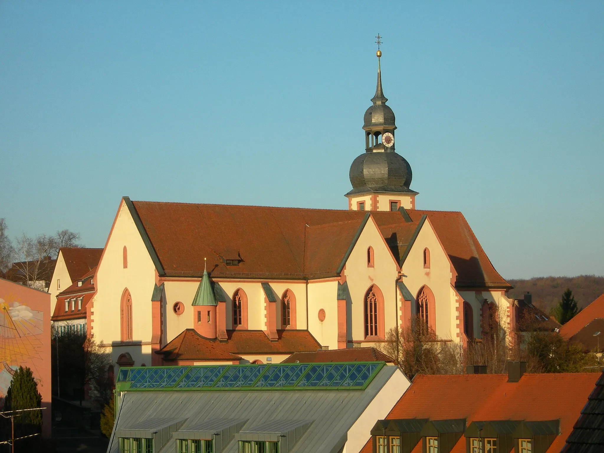 Photo showing: View onto the Mariä Geburt church in Hoechberg.