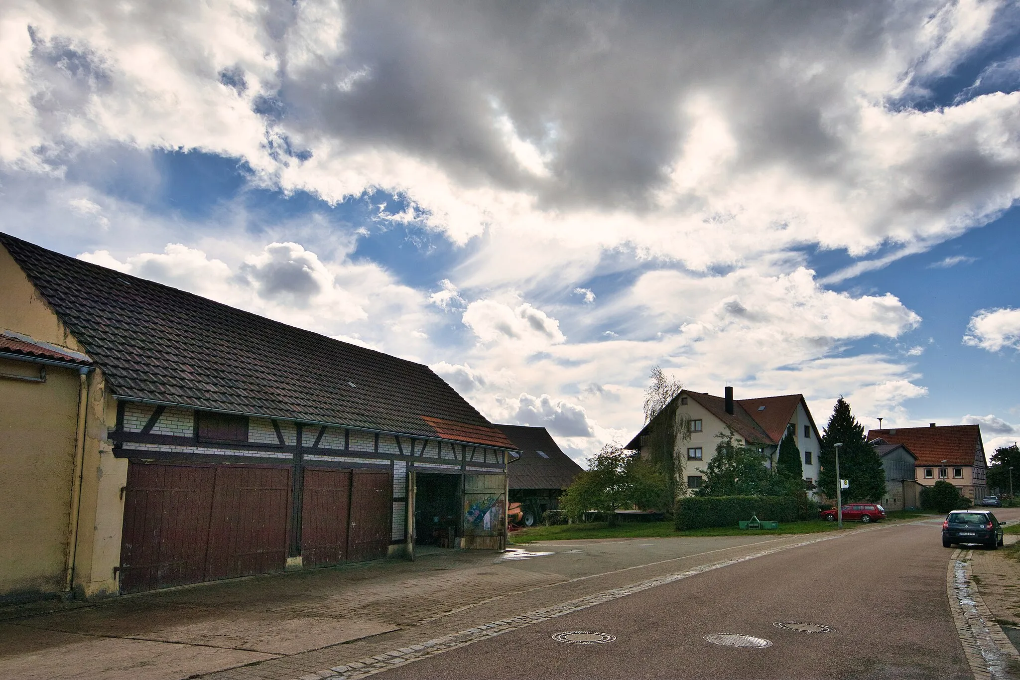 Photo showing: Die Ortsdurchfahrt des Wildentierbacher Ortsteils Heimberg der Stadt Niederstetten.