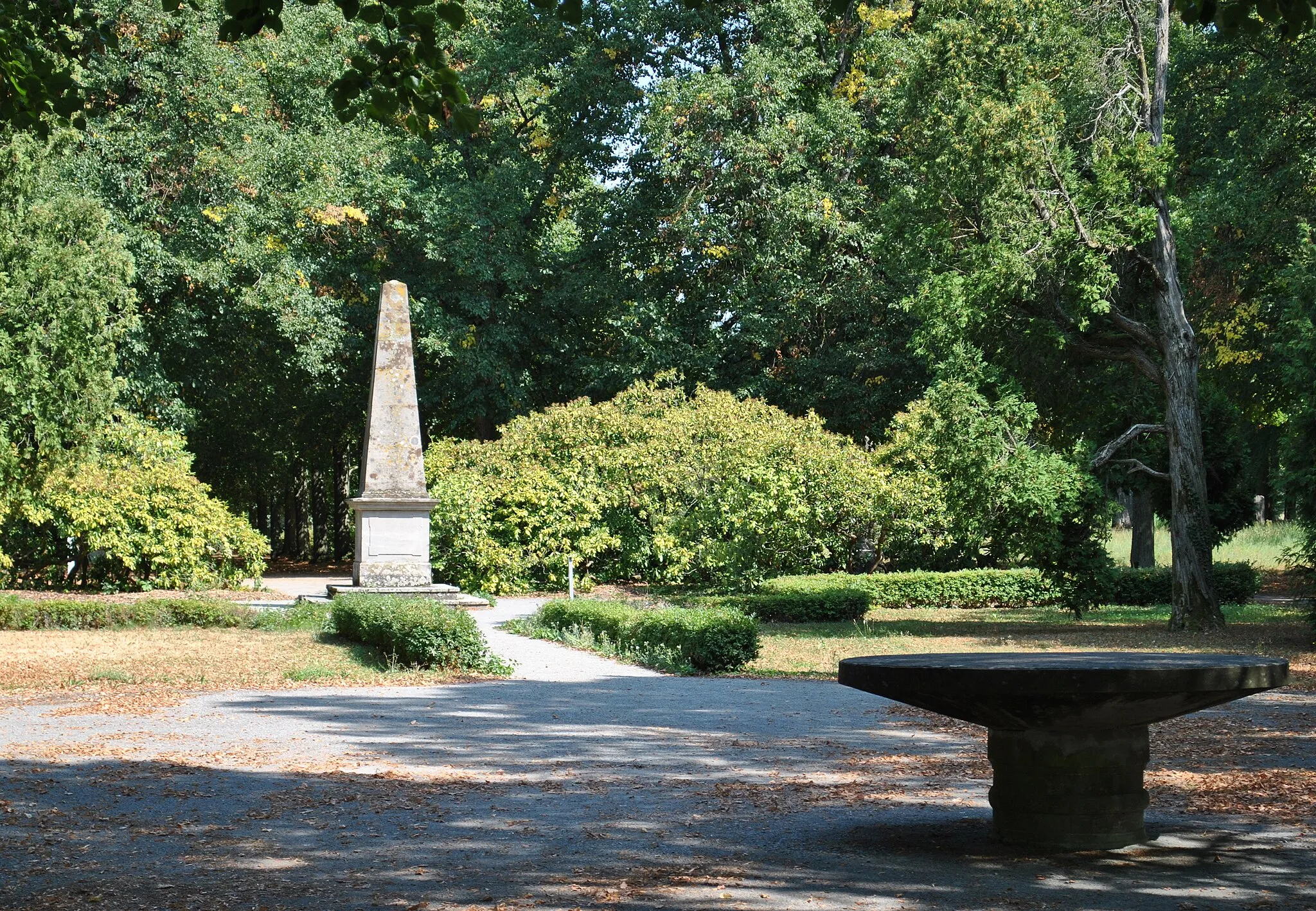 Photo showing: Garten und Park, Regelmäßige, dem Reform- bzw. Landhausgartenstil verpflichtete Anlage mit Alleen, Rasenparterre, Alpinum, Bassin und Mausoleum, umgeben von landschaftlich gestalteten Partien, Entwurf und Ausführung Firma Möhl & Schnizlein, für Alexander Graf von Castell-Rüdenhausen, 1919–21, sekundäre Ausstattung mit zeitgenössischen (Bildhauer Carlo Müller bis 1935) und barocken Skulpturen (u. a. Putten von Johann Peter Wagner) in Zweitverwendung, 1930er Jahre