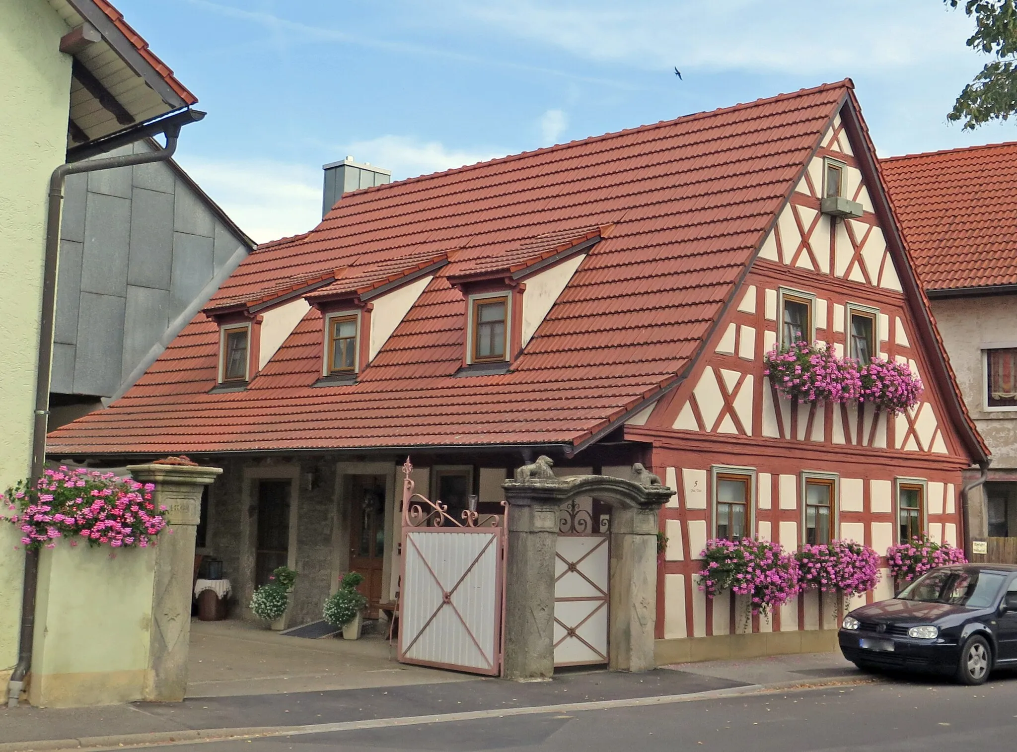 Photo showing: Wohnhaus, eingeschossiger und giebelständiger Fachwerkbau mit Satteldach und segmentbogig überdachter Fußgängerpforte, bezeichnet „1861“