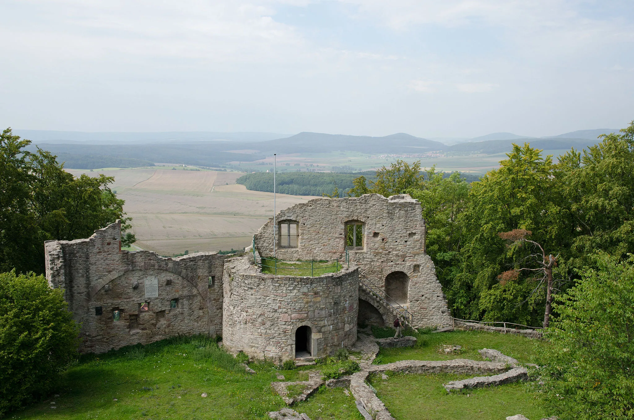 Photo showing: Castle ruin Burgruine Henneberg, Henneberg, district Schmalkalden-Meiningen, Thuringia, Germany