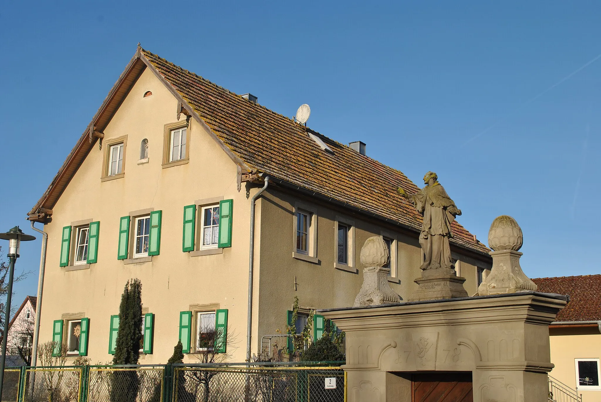 Photo showing: Wohnhaus teils mit geohrten Fensterrahmungen; Scheune; Nebengebäude, 18./19. Jahrhundert; Hoftor bez. 1778