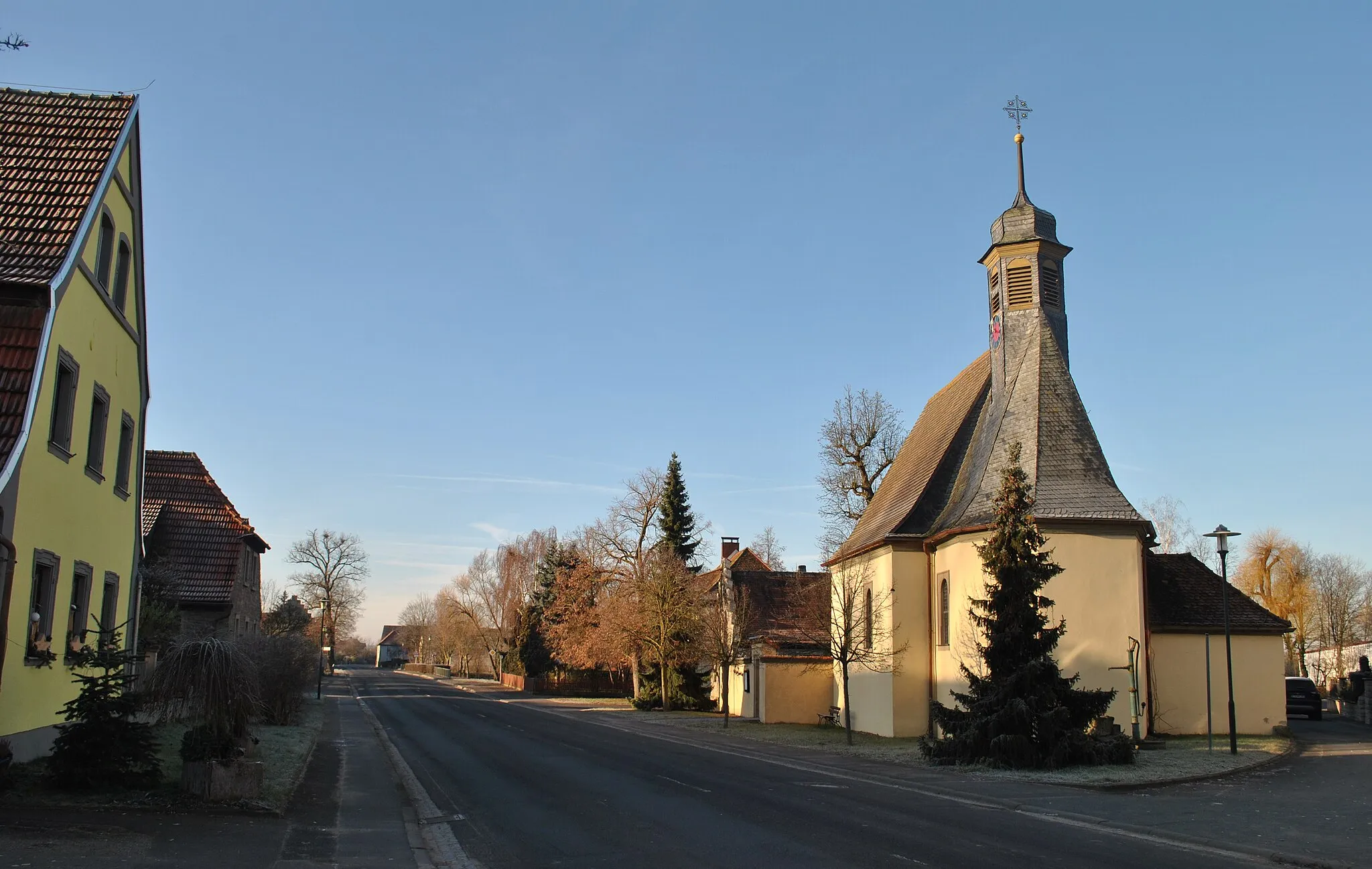 Photo showing: Ortskern Düllstadt mit Mansardsatteldachhaus des 18. Jahrhunderts und Michaelskirche entlang der Bamberger Straße