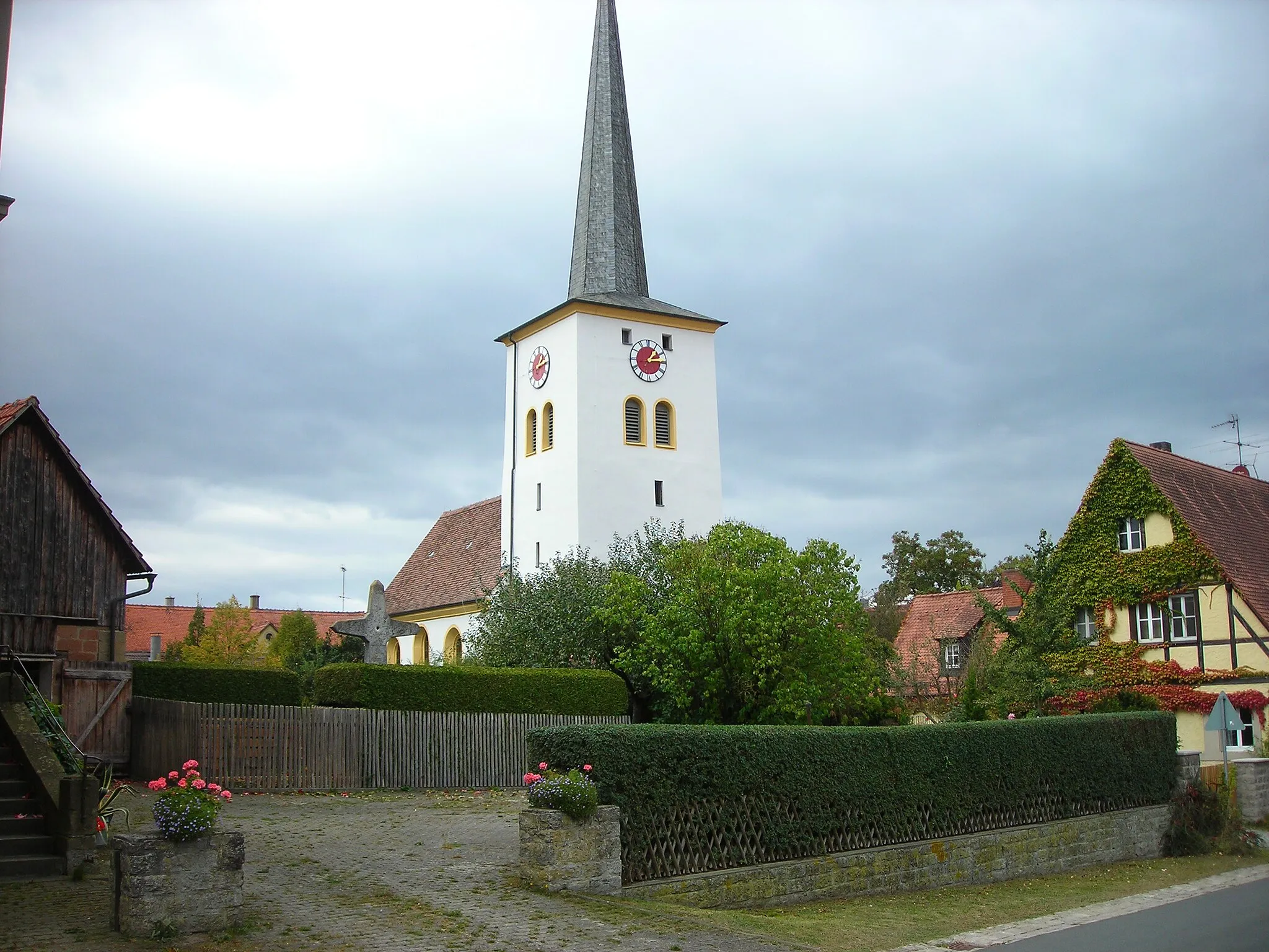 Photo showing: Kirche Hellmitzheim von Osten