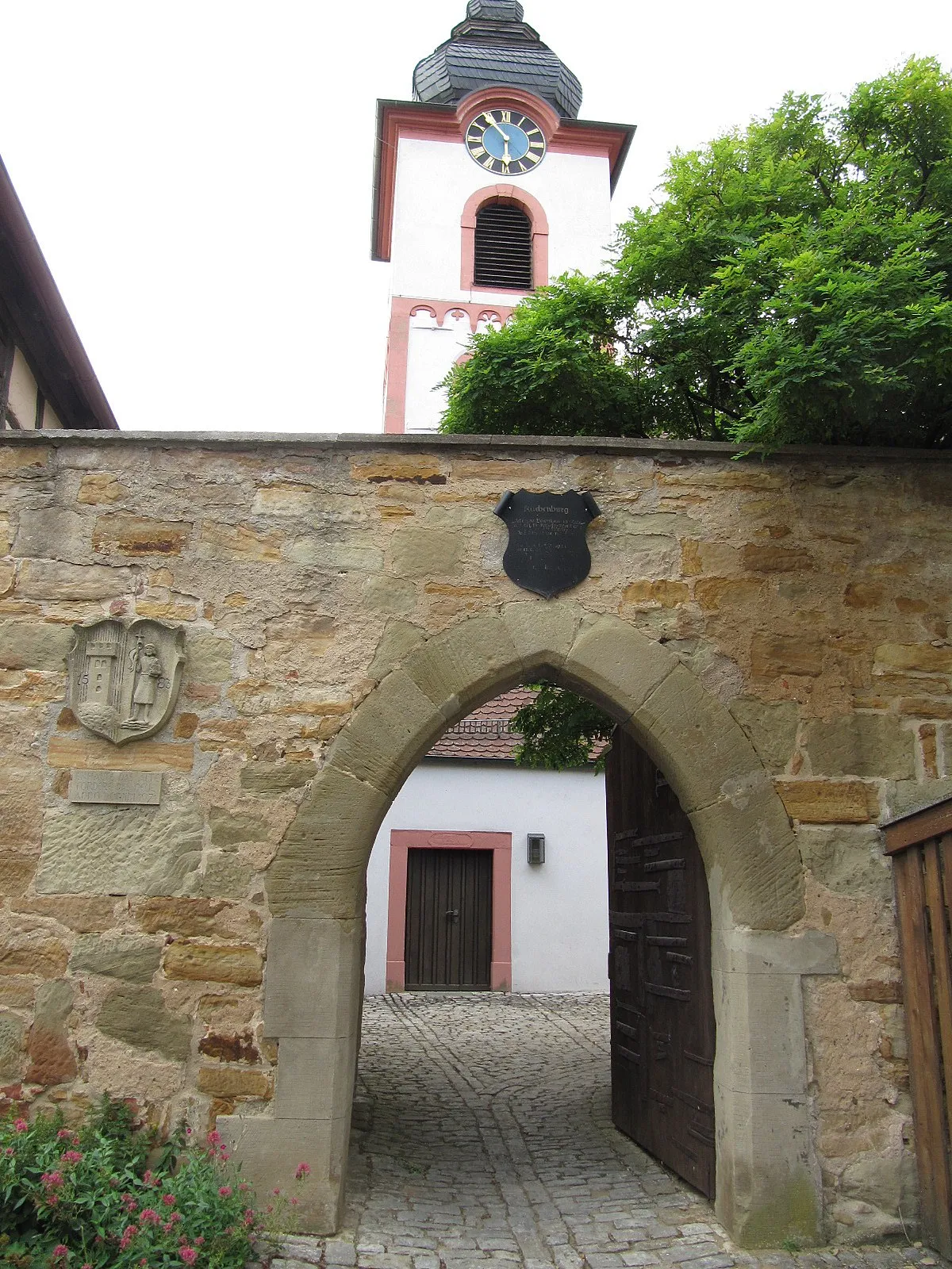 Photo showing: Kirchenaufgang in Herrnsheim