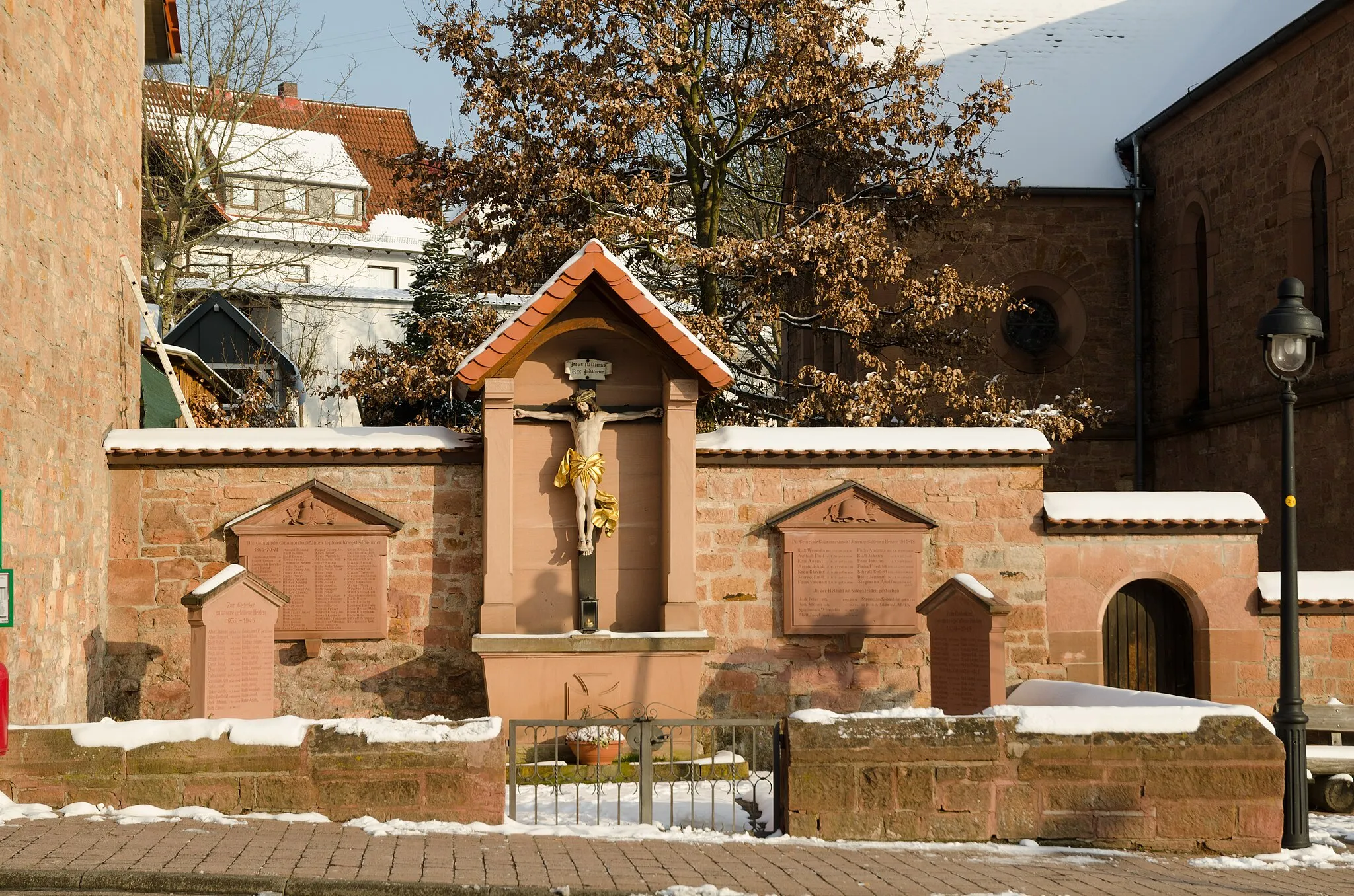 Photo showing: Grünmorsbach, Pfarrkirche, Kriegerdenkmal