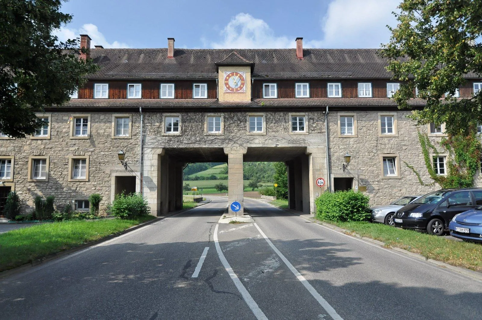 Photo showing: Südwestflügel des ehemaligen Klosters  mit Straßendurchbruch aus den 60er Jahren