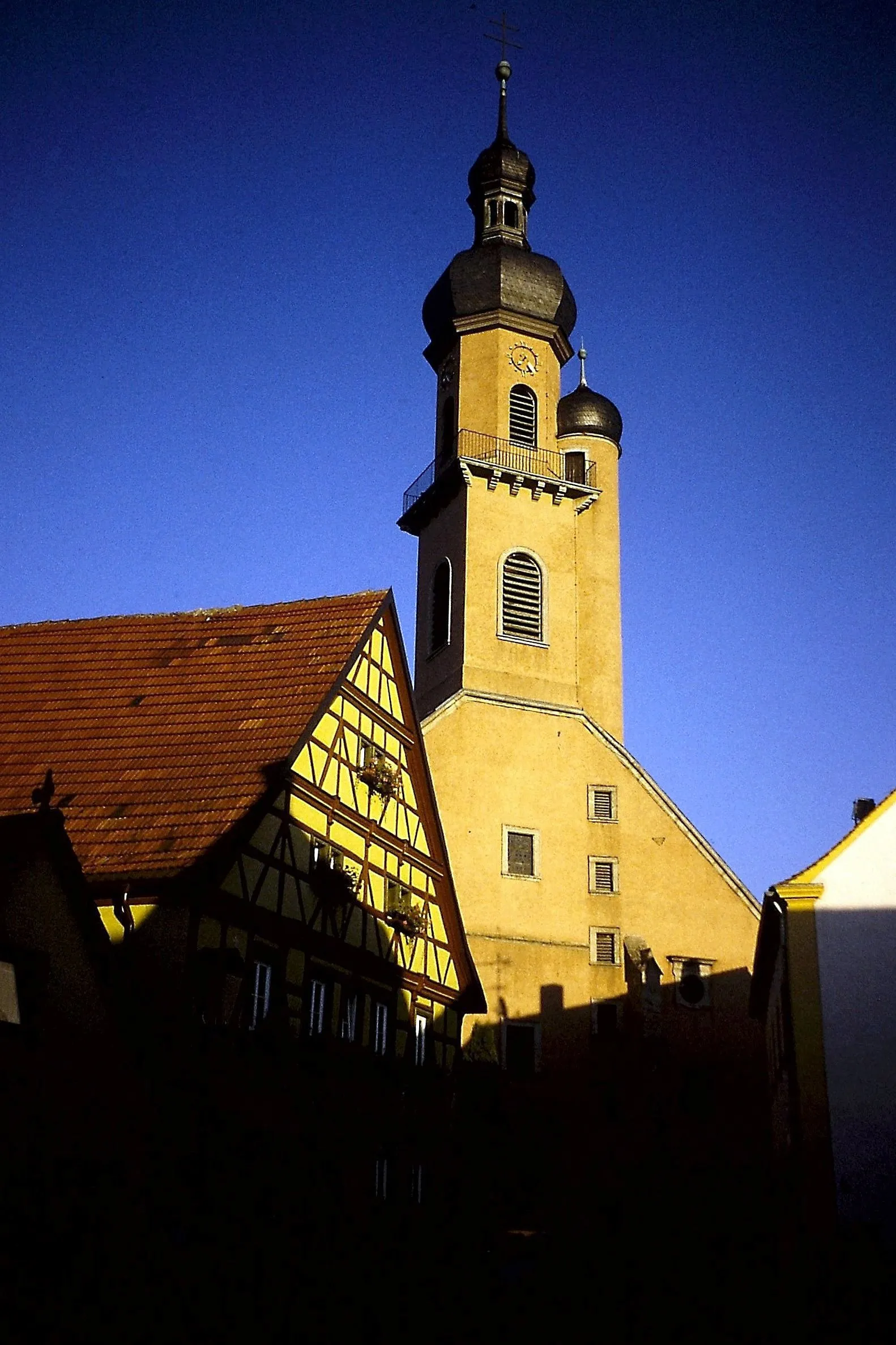 Photo showing: Eibelstadt: Stadtkirche St. Nikolaus, Westseite, frühabends; August 2002