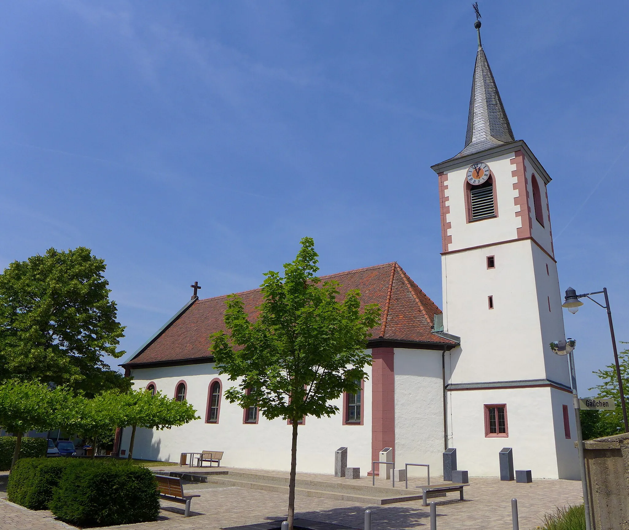 Photo showing: Waldbüttelbrunn, Alte Kirche, errichtet 1751 durch das Ritterstift St. Burkard in Würzburg; Älteste Bausubstanz ist das spätgotische Untergeschoss des Ostturms; Seit 1980 dient die Kirche als Festsaal der Gemeinde.