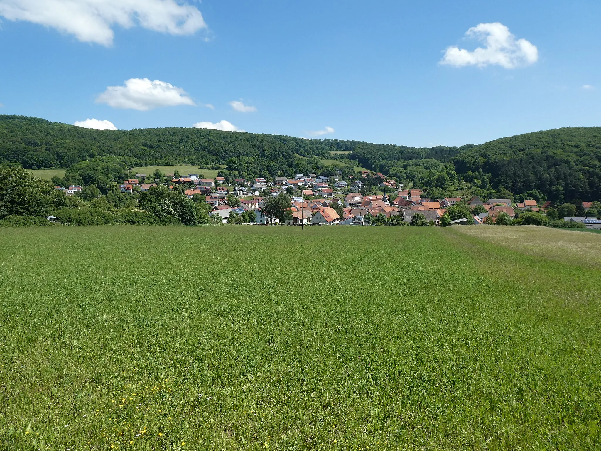 Photo showing: Blick aus südwestlicher Richtung auf Ginolfs, Ortsteil von Oberelsbach, Unterfranken