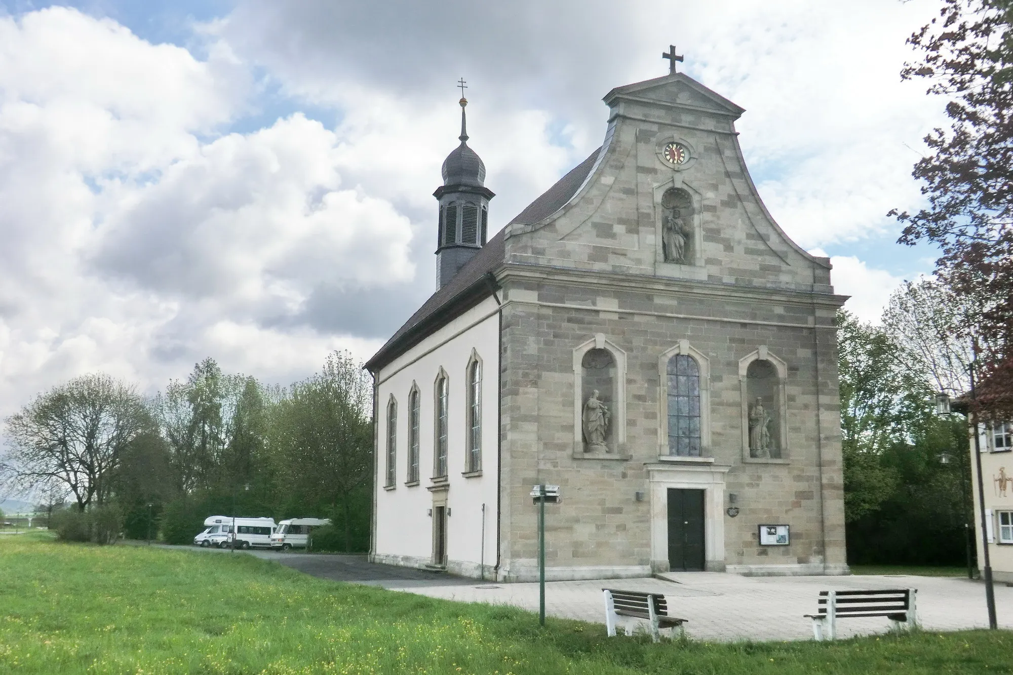 Photo showing: Pilgrimage church of Mariä Geburt

Native name
Wallfahrtskirche Mariä Geburt Location
Ipthausen, Bad Königshofen im Grabfeld, Lower Franconia, Germany Coordinates
50° 18′ 02.46″ N, 10° 28′ 54.57″ E