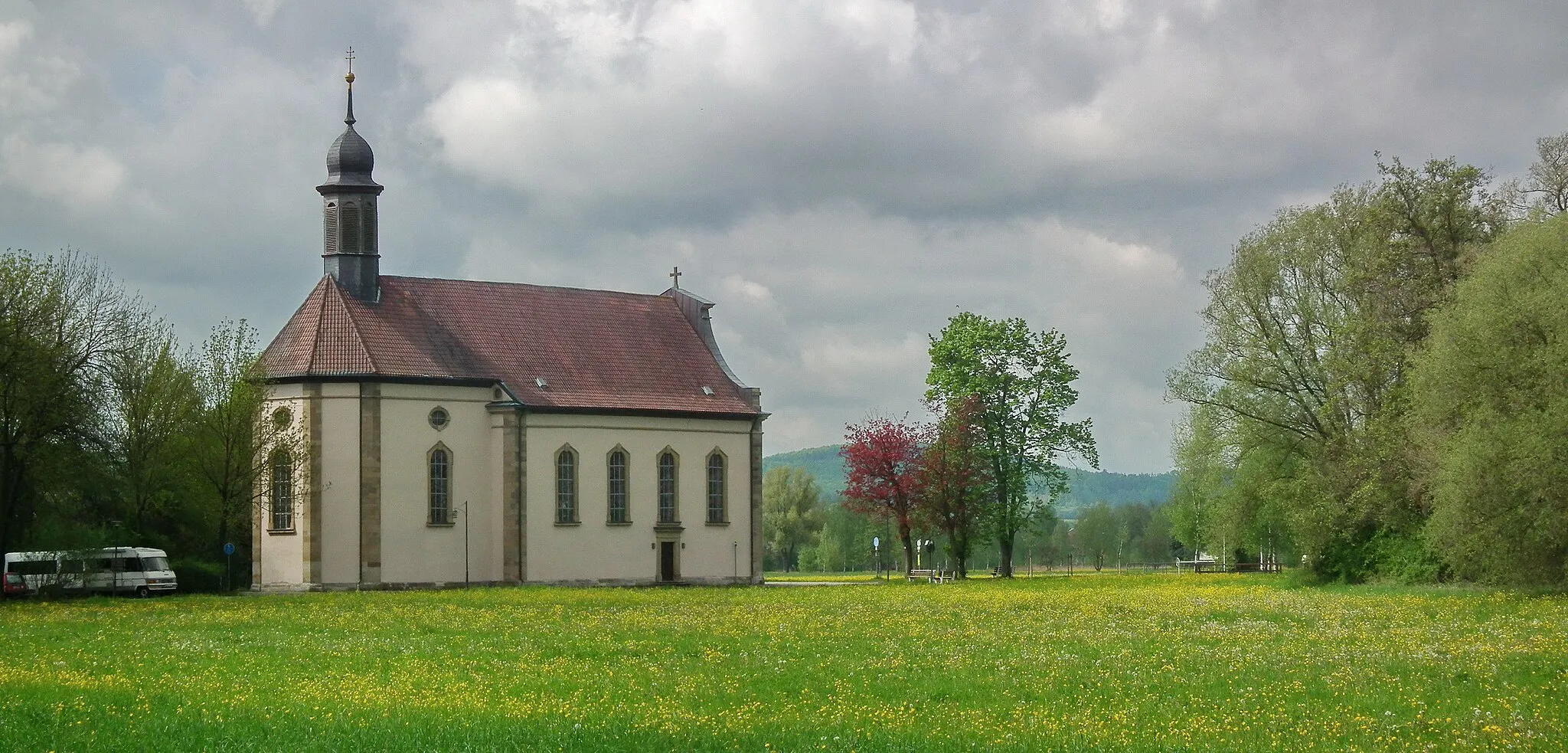 Photo showing: Pilgrimage church of Mariä Geburt

Native name
Wallfahrtskirche Mariä Geburt Location
Ipthausen, Bad Königshofen im Grabfeld, Lower Franconia, Germany Coordinates
50° 18′ 02.46″ N, 10° 28′ 54.57″ E