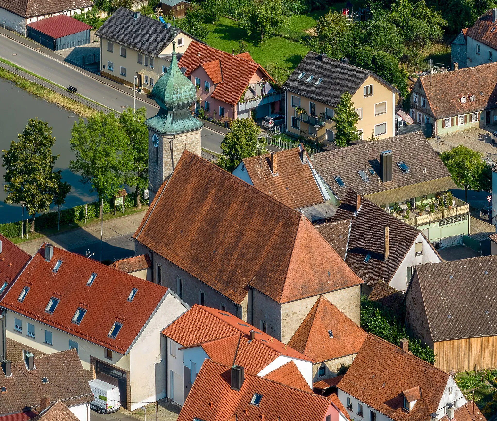 Photo showing: Catholic Church of the Assumption in Aschbach, aerial view.