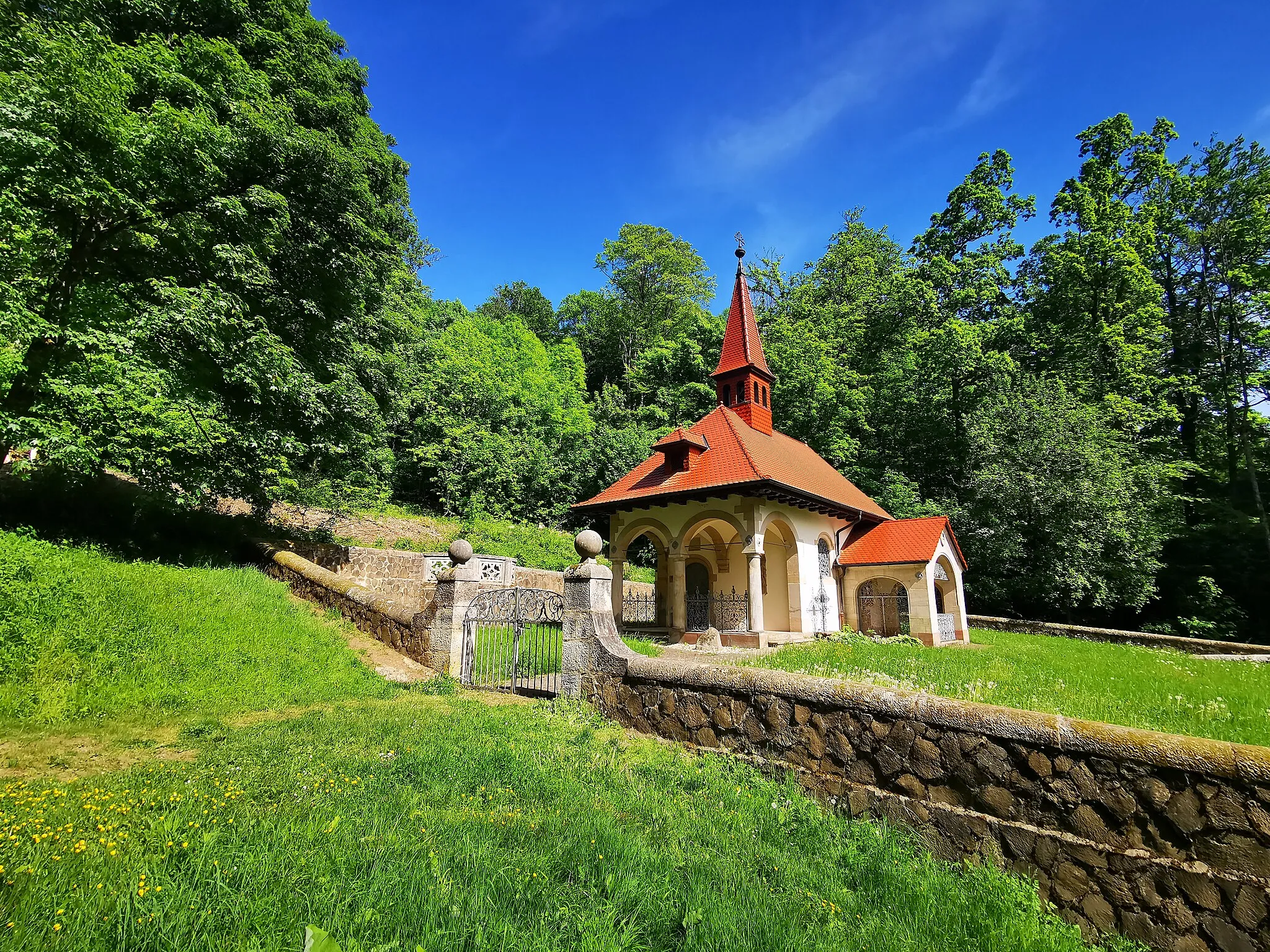 Photo showing: Die Gruftkapelle im Schlosspark Ramholz.