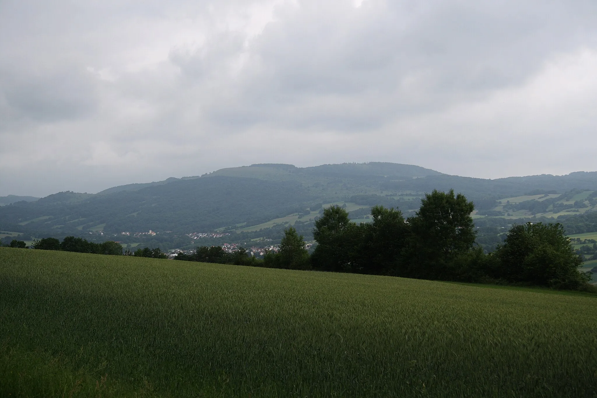 Photo showing: Blick vom Gebiet südlich von Unterweißenbrunn (Bischofsheim an der Rhön) nordwestwärts auf Himmeldunkberg und Hohe Hölle (Dammersfeldrücken, Hohe Rhön)