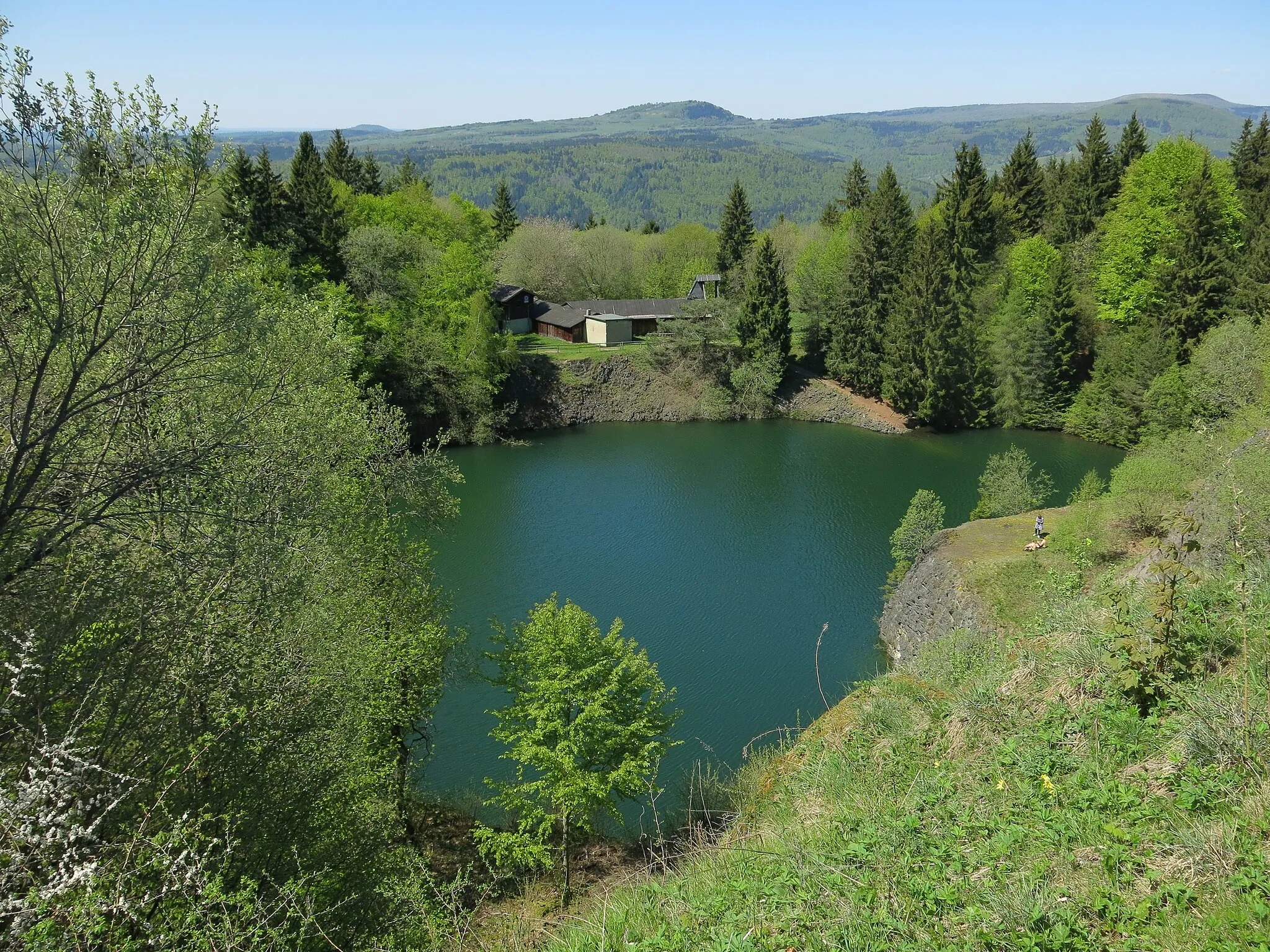 Photo showing: Der Basaltsee "Tintenfass" am Farnsberg bei Riedenberg in der Rhön. Geotop Nr. 672A014 im Geotopkataster Bayern.