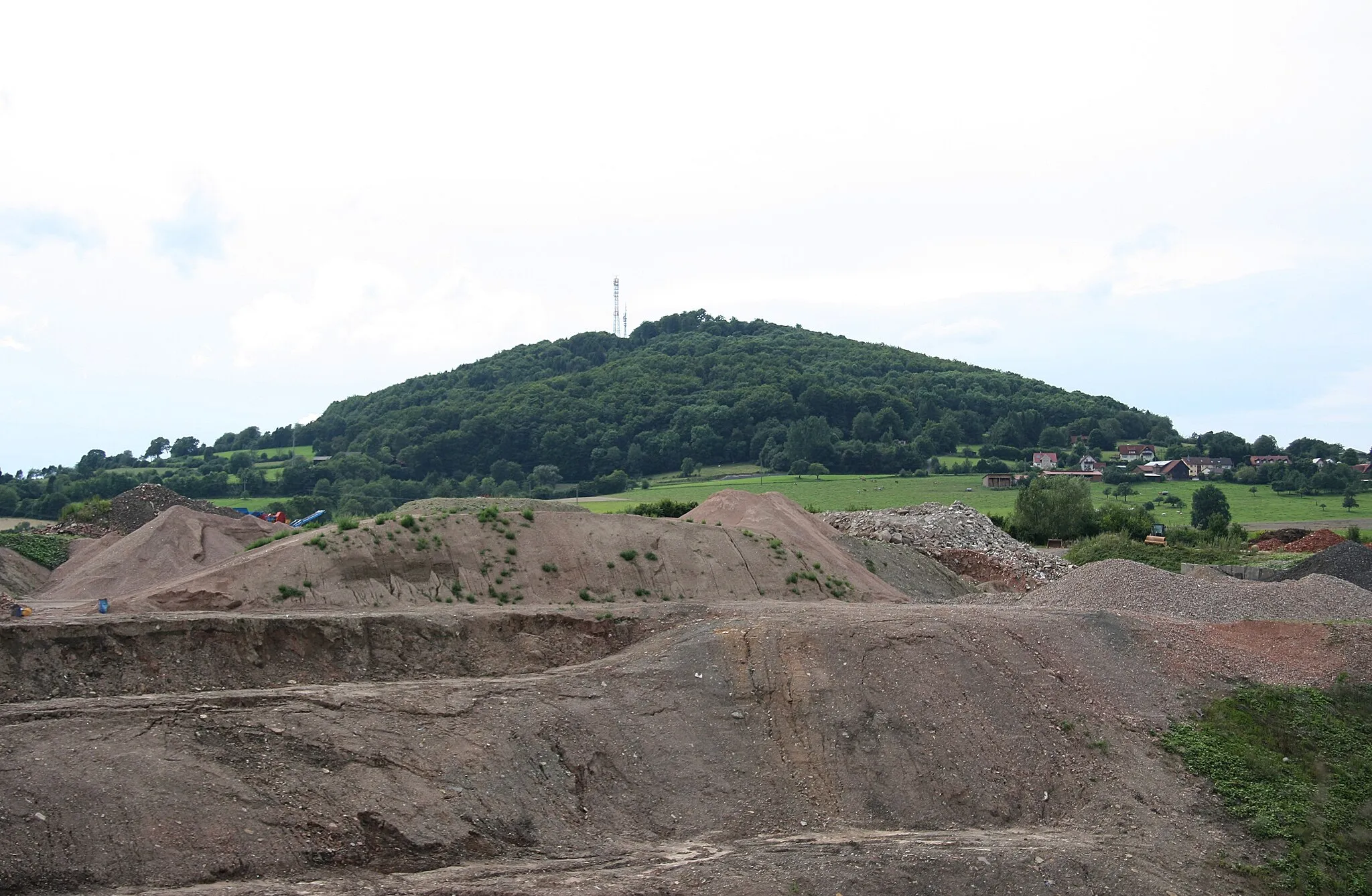 Photo showing: Blick über den Steinbruch bei Oberleichtersbach westwärts zum Dreistelz (Brückenauer Kuppenrhön, Landkreis Bad Kissingen)