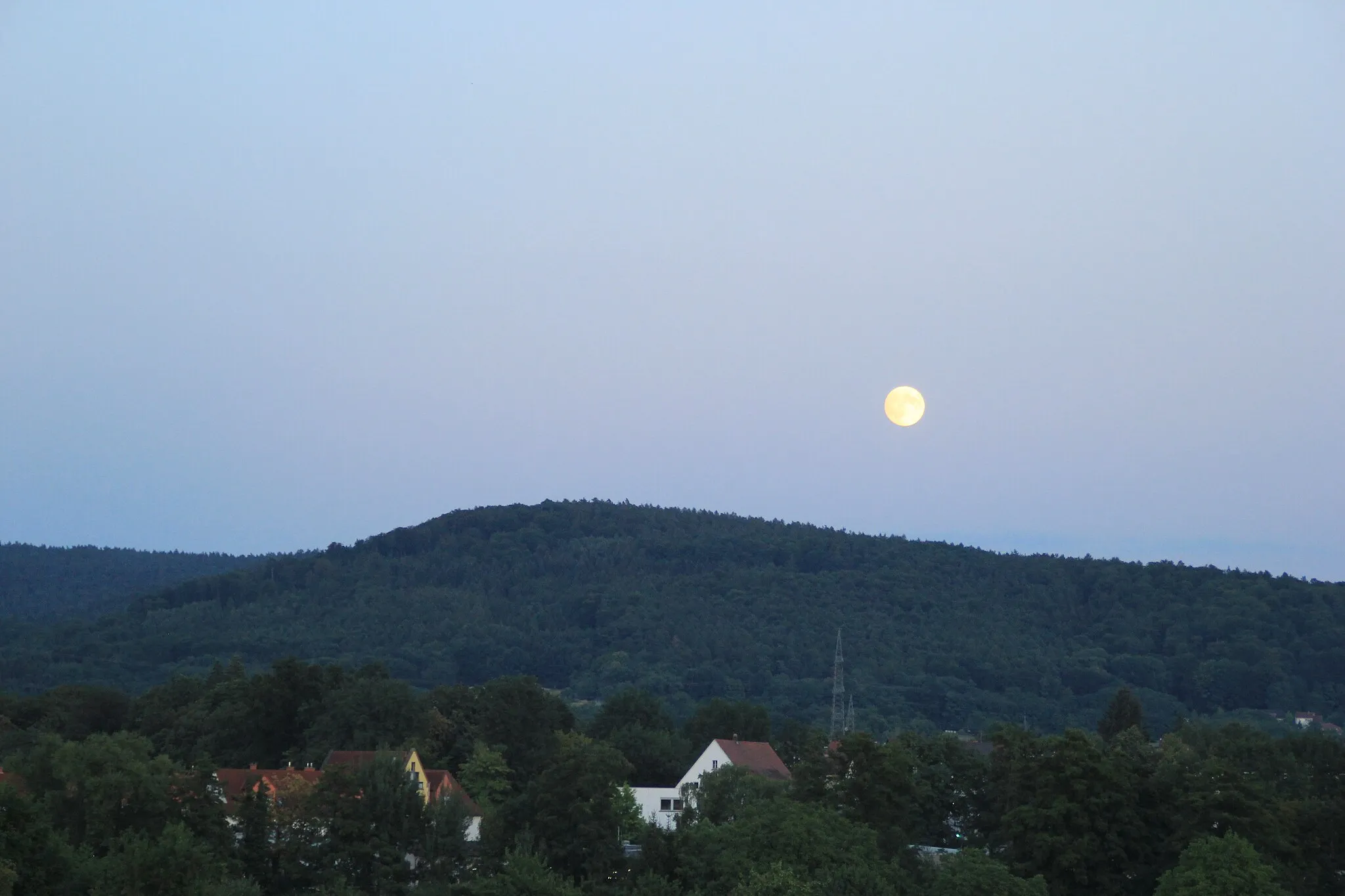 Photo showing: Der Schanzenkopf am Hahnenkamm mit Vollmond von Alzenau aus gesehen