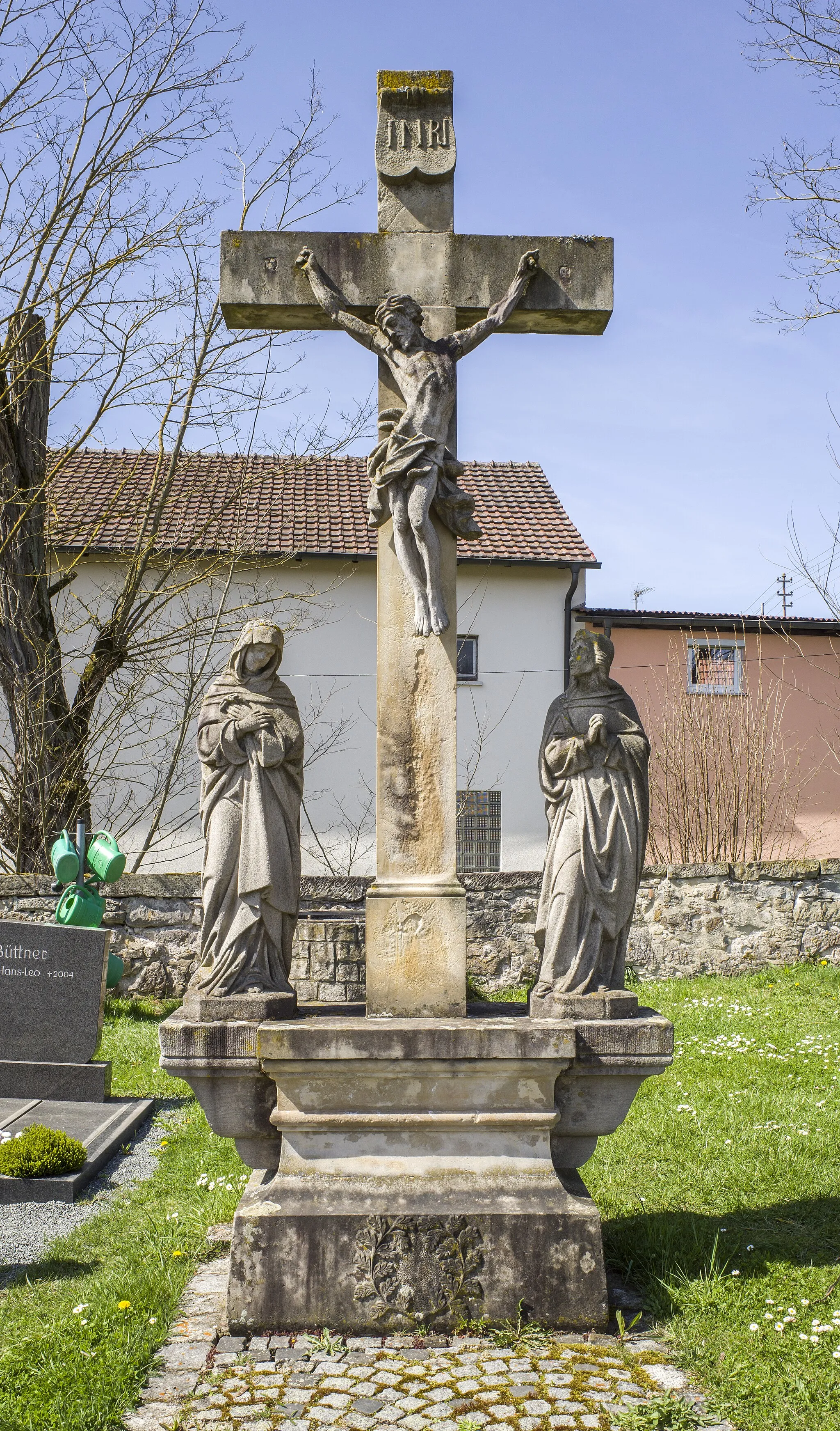 Photo showing: Kreuzigungsgruppe mit Maria und Johannes, Dreinageltypus, Sandstein, bezeichnet „1839“.