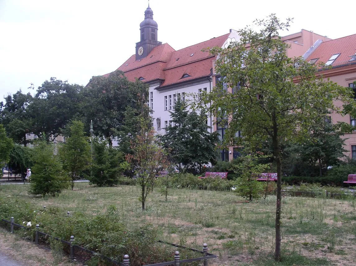 Photo showing: Koppenplatz in Berlin-Mitte, Park and School