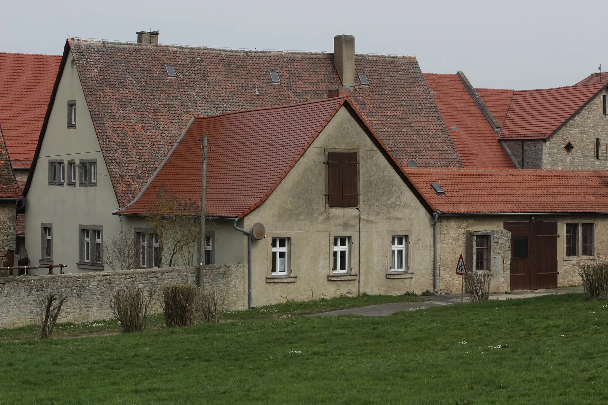Photo showing: Sogenanntes Bauernhaus, eingeschossiger Satteldachbau über Kellergeschoss, im Kern 17. Jahrhundert, erneuert