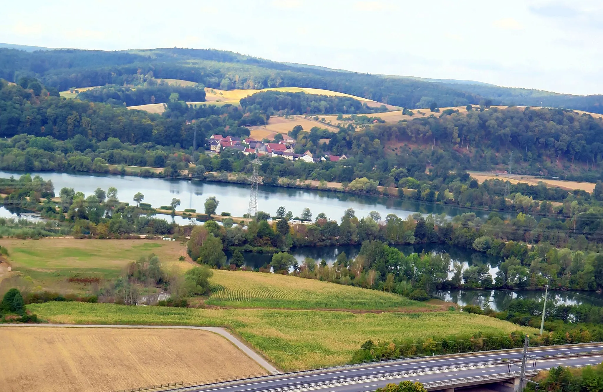 Photo showing: (NSG:BY-NSG-00542.01)_Vogelfreistätte Graureiherkolonie bei Dippach am Main - Blick vom Spitzelberg bei Stettfeld über das Naturschutzgebiet in Richtung Dippach