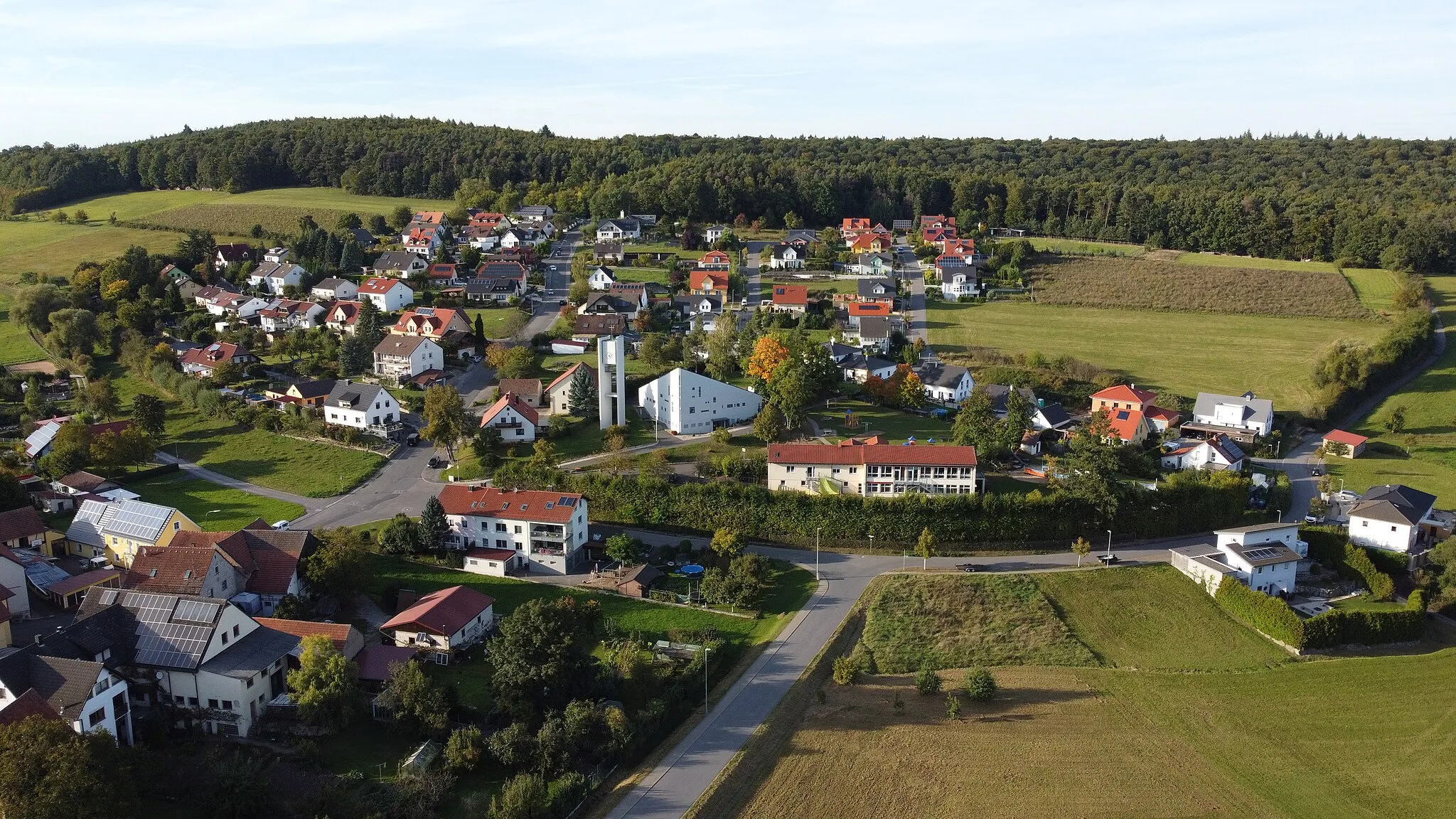 Photo showing: View of Weisbrunn with church