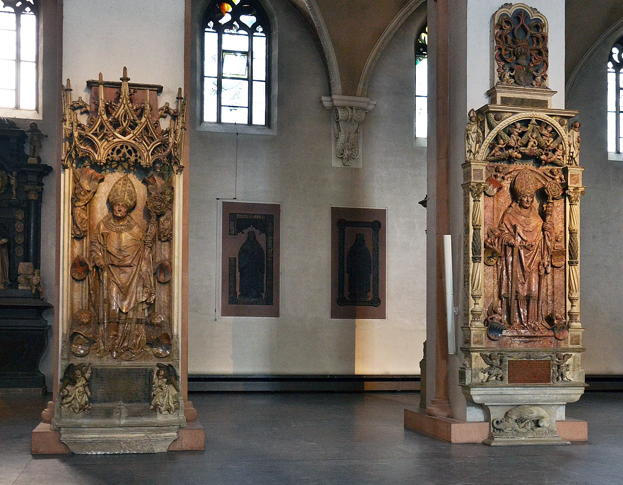 Photo showing: Bishop Rudolf von Scherenberg and Bishop Lorenz von Bibra graves Wuerzburg Cathedral both by Tilman Riemenscheider