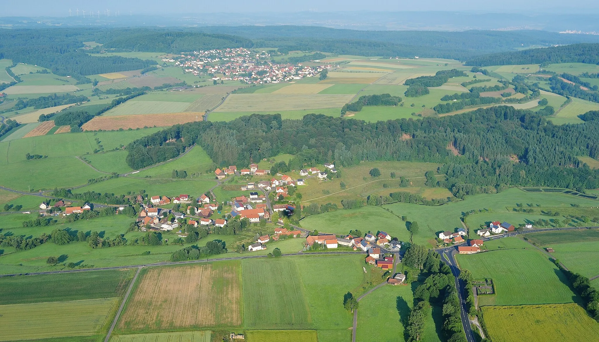 Photo showing: Luftbild Döllbach (Eichenzell) im Hintergrund Büchenberg