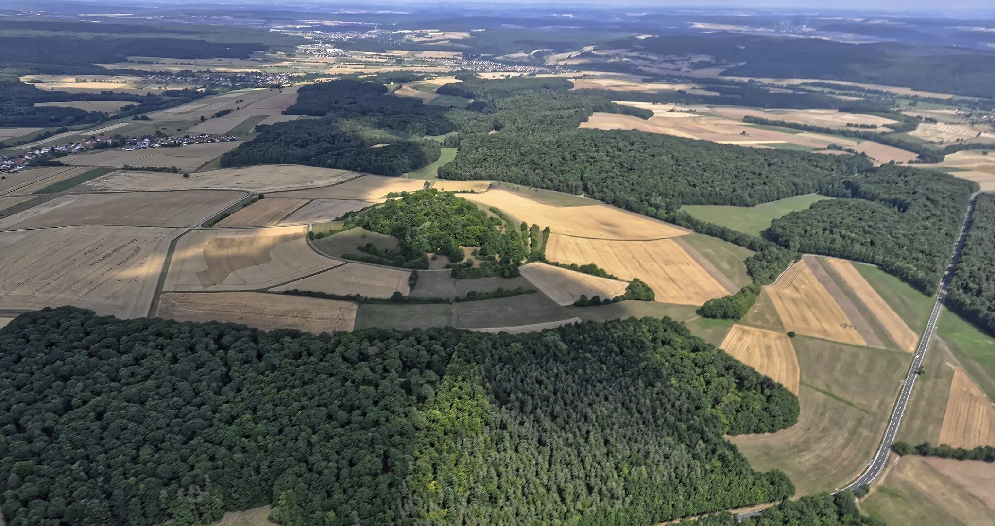 Photo showing: Bilder vom Flug Nordholz-Hammelburg 2015: Der Büchelberg bei Hetzlos. Am rechten Bildrand die B 27.