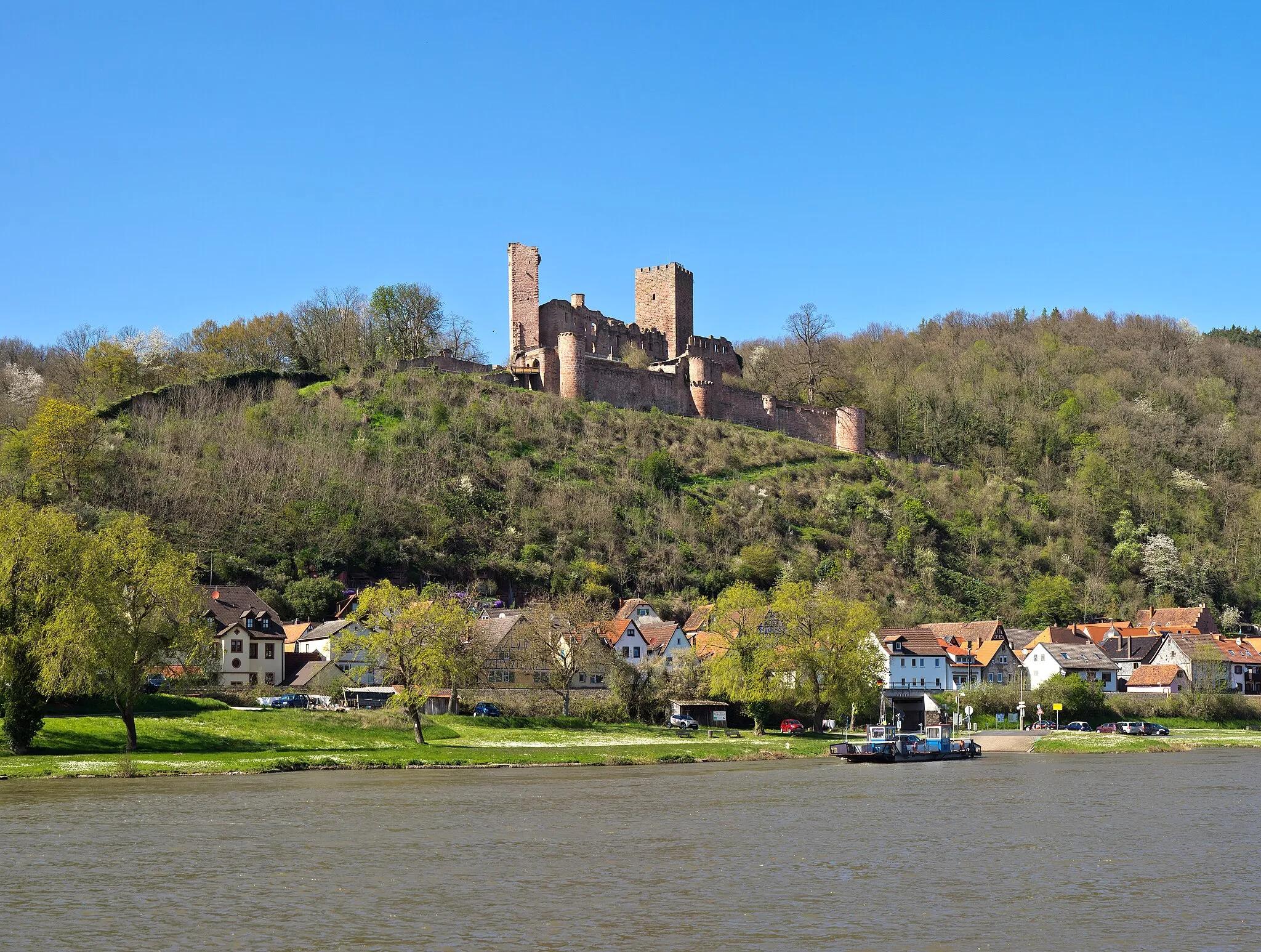 Photo showing: Henneburg castle overlooking Stadtprotelten and the Main river.