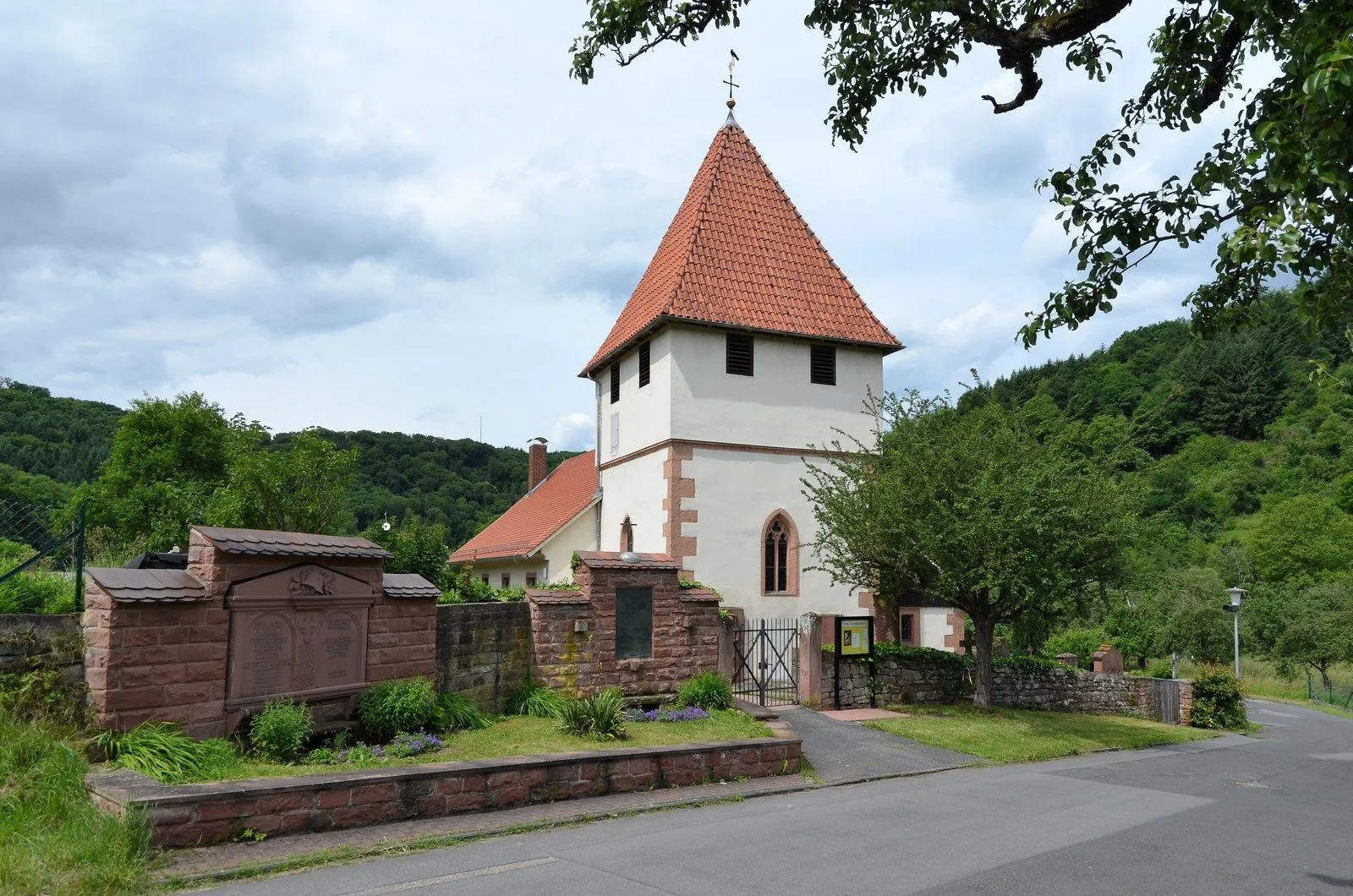 Photo showing: romanisch-gotische Wehrkirche mit Kirchhofmauer