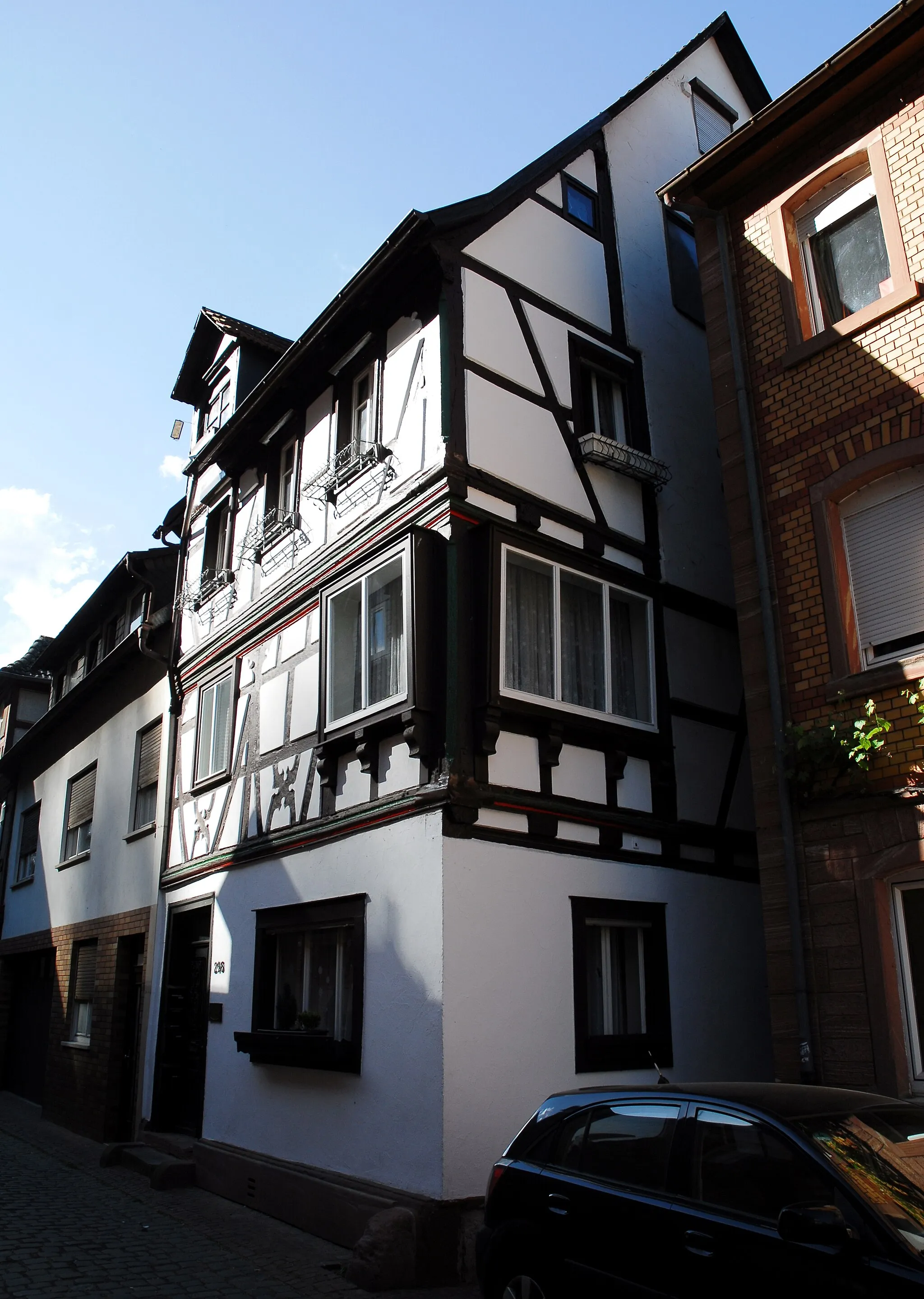 Photo showing: Wohnhaus in Miltenberg, Hauptstraße 248: dreigeschossiger Satteldachbau mit vorkragenden Fachwerkobergeschossen in Ecklage, Schmuckfachwerk und Aufzugsgaube, 17./18. Jahrhundert, Erdgeschoss verändert.