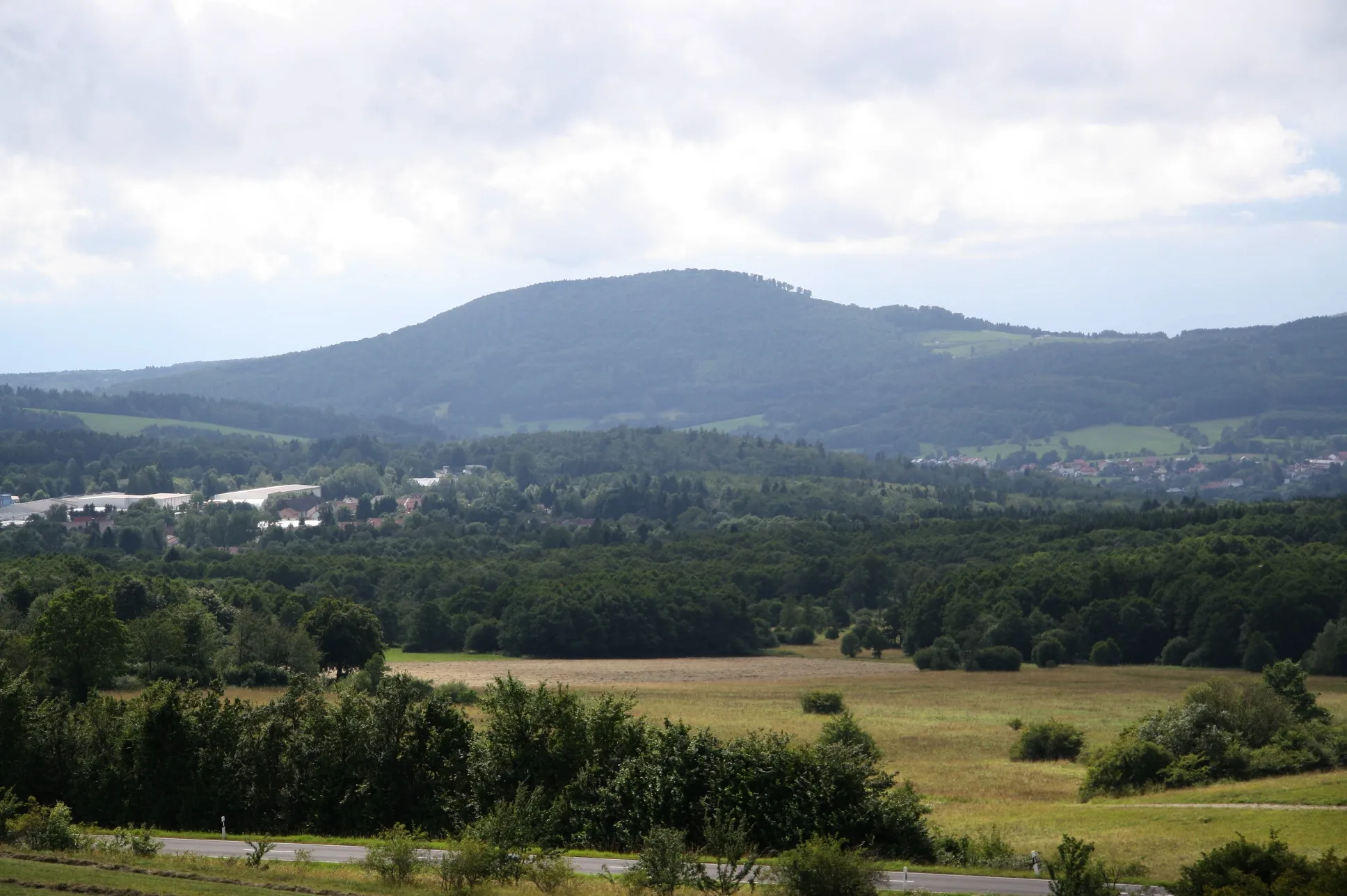 Photo showing: Blick von der Nordflanke des Kreuzbergs westwärts zum Großen Auersberg