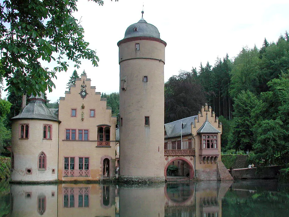 Photo showing: Wasserschloss in Mespelbrunn, Spessart, u. a. Drehort von Das Wirtshaus im Spessart, Außenansicht