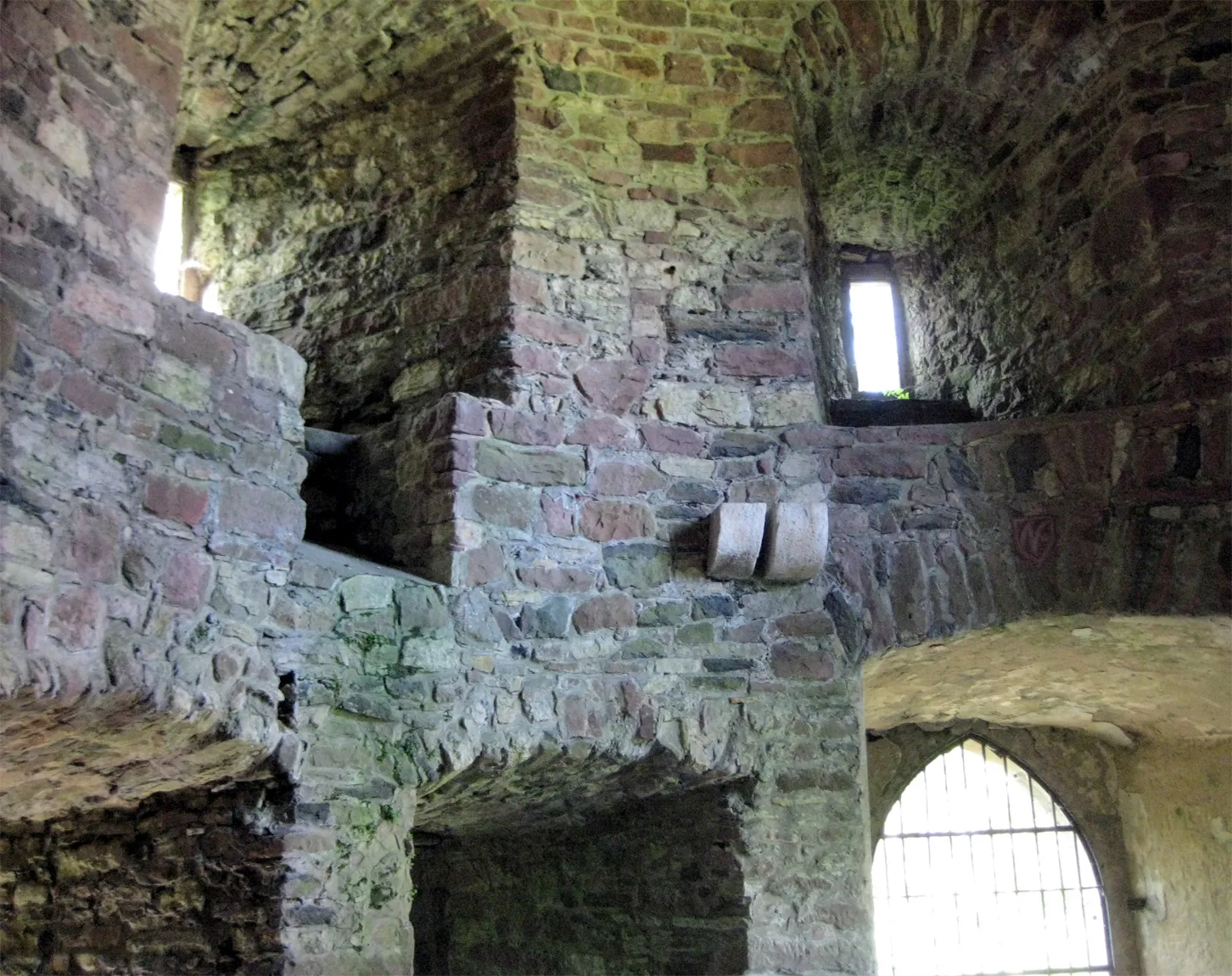 Photo showing: Burg Steckelberg, Rittersaal. An den Wänden Stützen für die ehemalige Holzzwischendecke