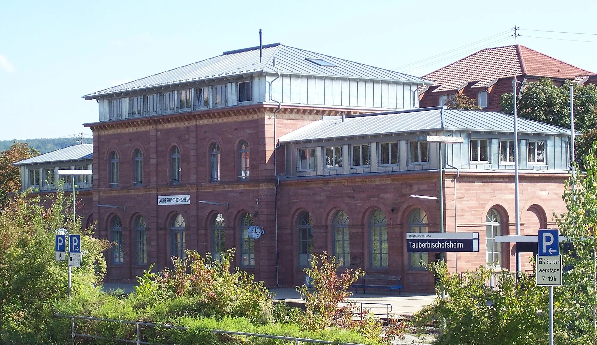 Photo showing: Bahnhof Tauberbischofsheim (erbaut 1865-1868); seit 2007 ist in dem Gebäude die Fachschule für Sozialpädagogik untergebracht.