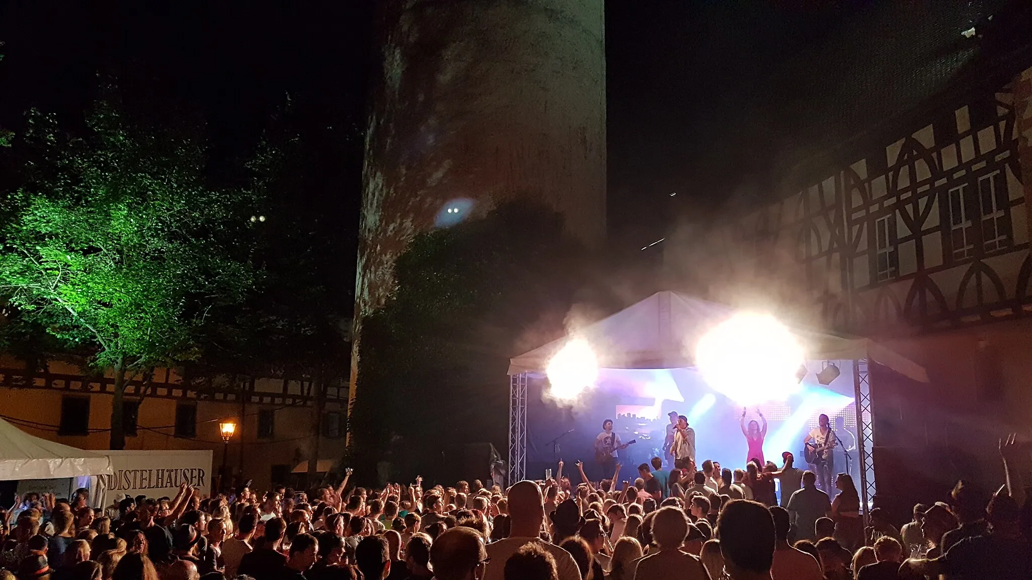 Photo showing: Das Tauberbischofsheimer Altstadtfest 2017. Auf dem Bild ist eine von mehreren Bühnen mit einem musikalischen Rahmenprogramm vor dem Kurmainzischen Schloss und dem Türmersturm, dem Wahrzeichen der Stadt, zu sehen.