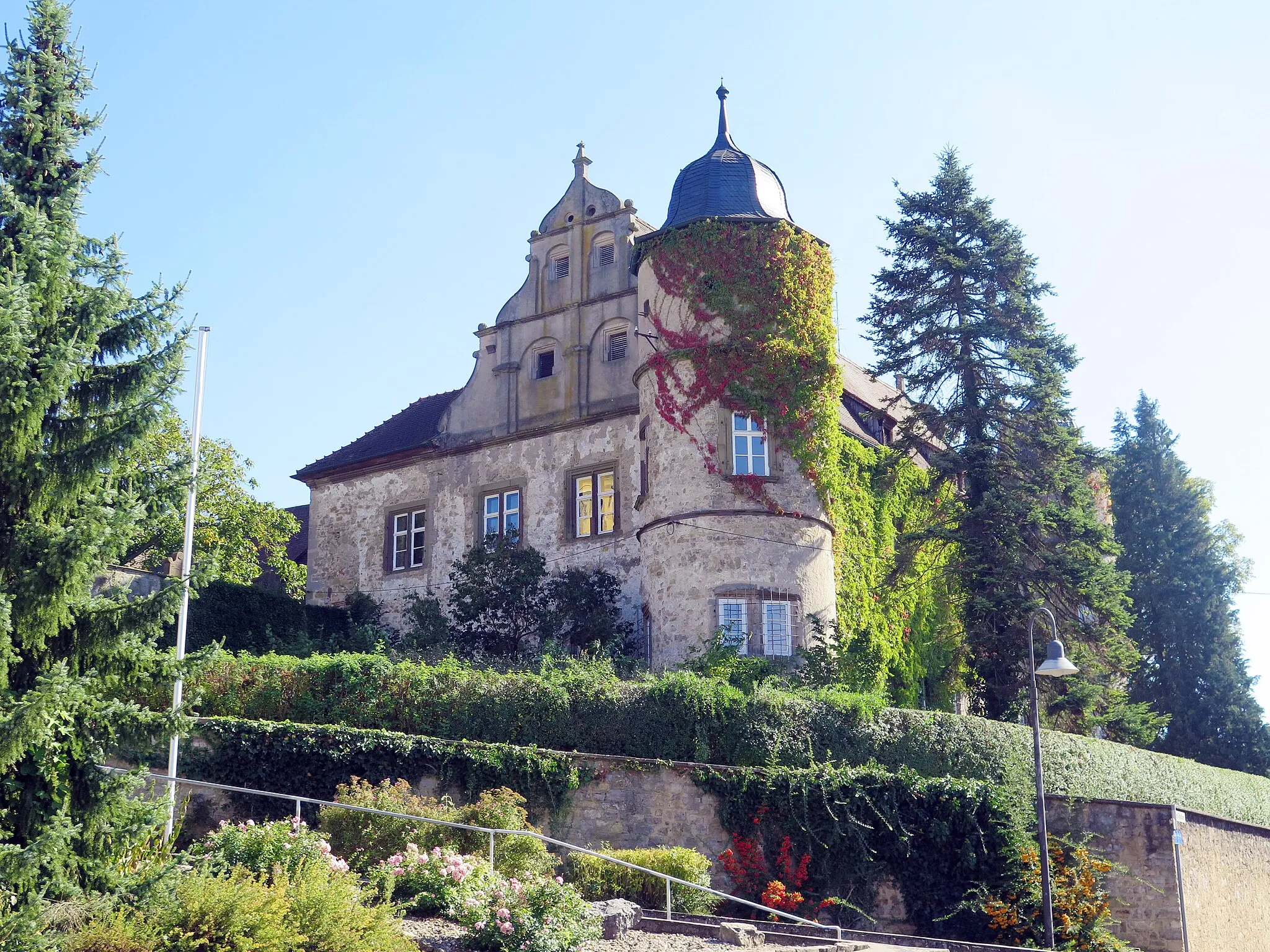 Photo showing: Schloss Euerburg, dreiflügelige Renaissance-Anlage mit Ecktürmen und hervorgehobenem Einfahrtstor, Süd- und Westflügel von Georg Christoph von Bibra, 1571–1591, Ostflügel von Heinrich von Bibra, 1595–96