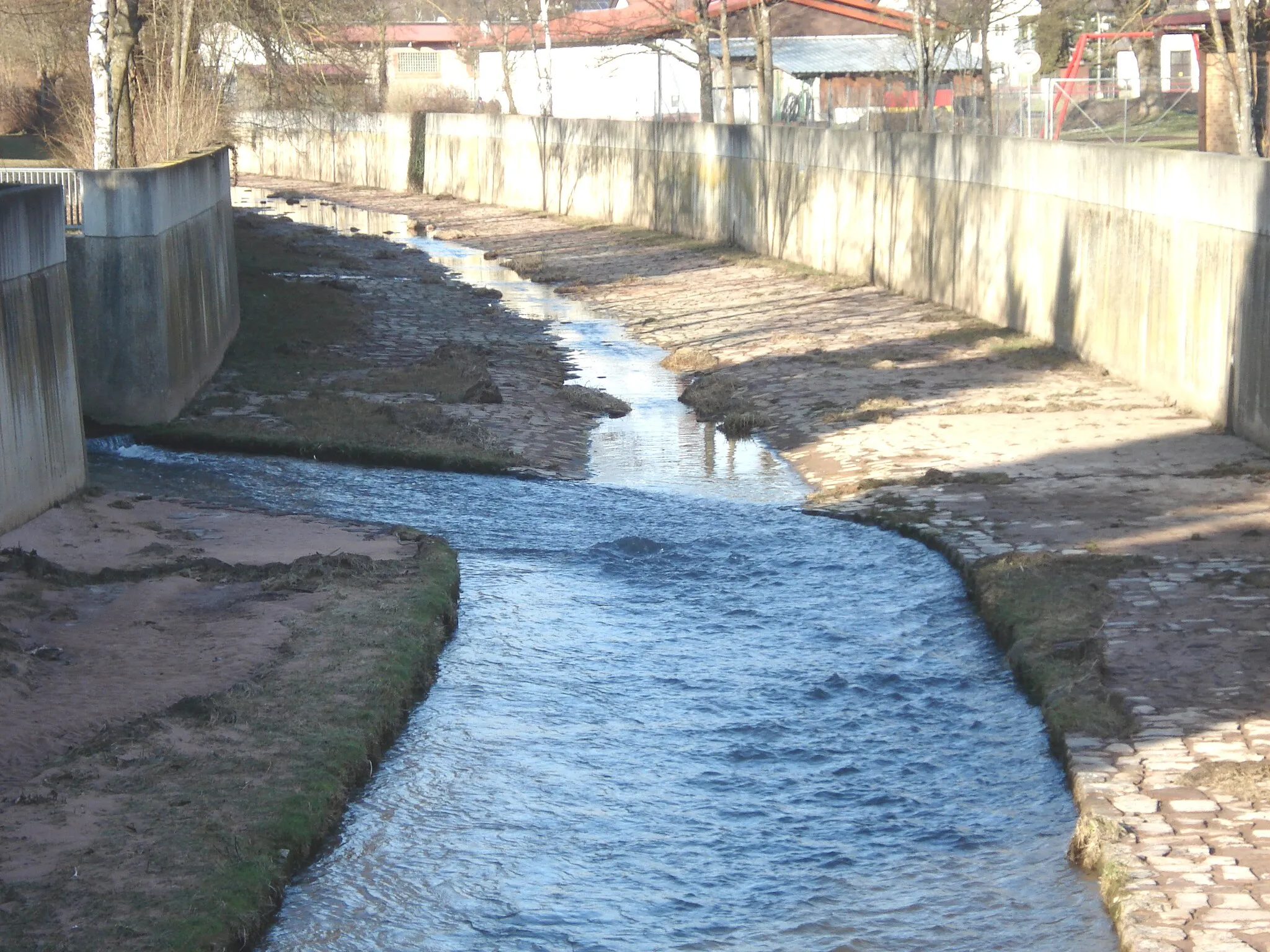 Photo showing: Die Mündung der Aura (links) in den Flutgraben der Sinn