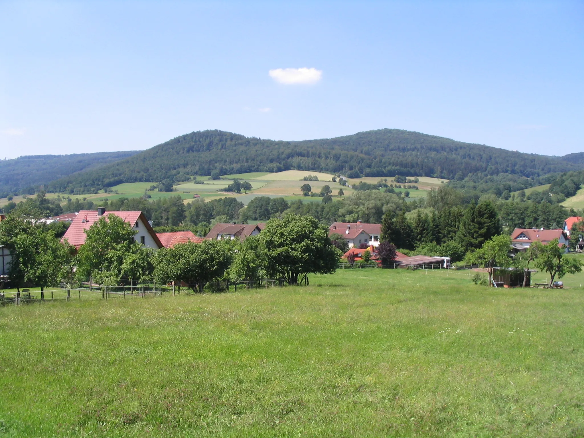 Photo showing: Blick von Oberzell in der Gemeine Sinntal nordwestwärts zum Kleinen (488 m) und Großen Nickus (558 m)