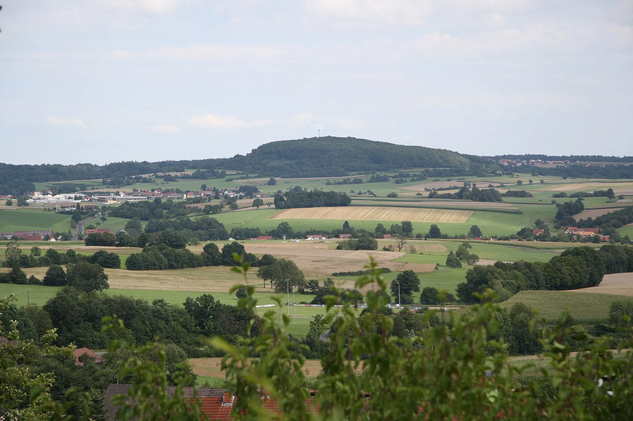Photo showing: Blick vom Gebiet westlich von Oberleichtersbach etwa ostwärts auf den Kreßberg zwischen Schondra und Singenrain.