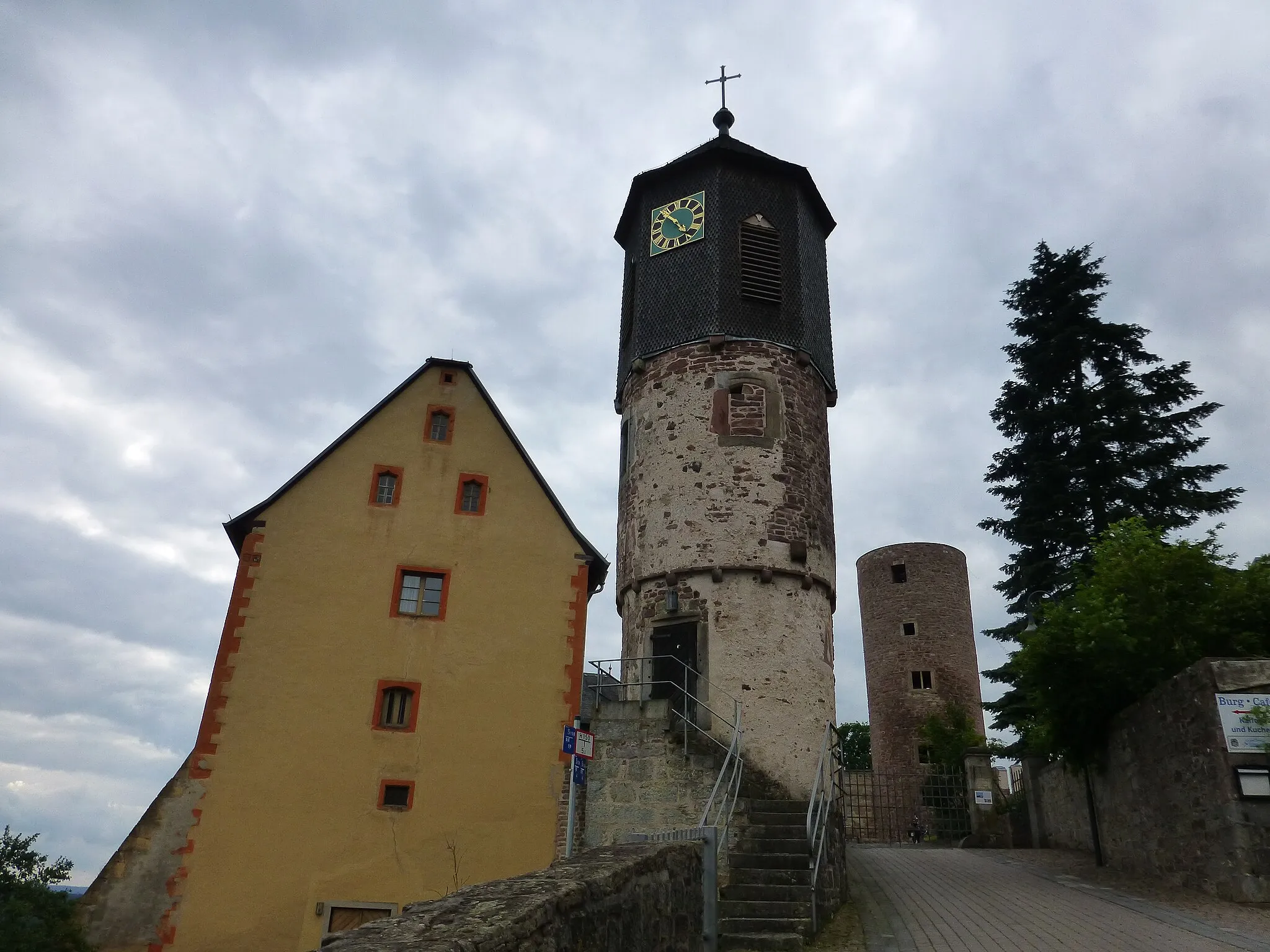 Photo showing: Blick von der Schlossgasse zur Burg Schwarzenfels; links der Marstall, mittig der Glockenturm, rechts der Bergfried
