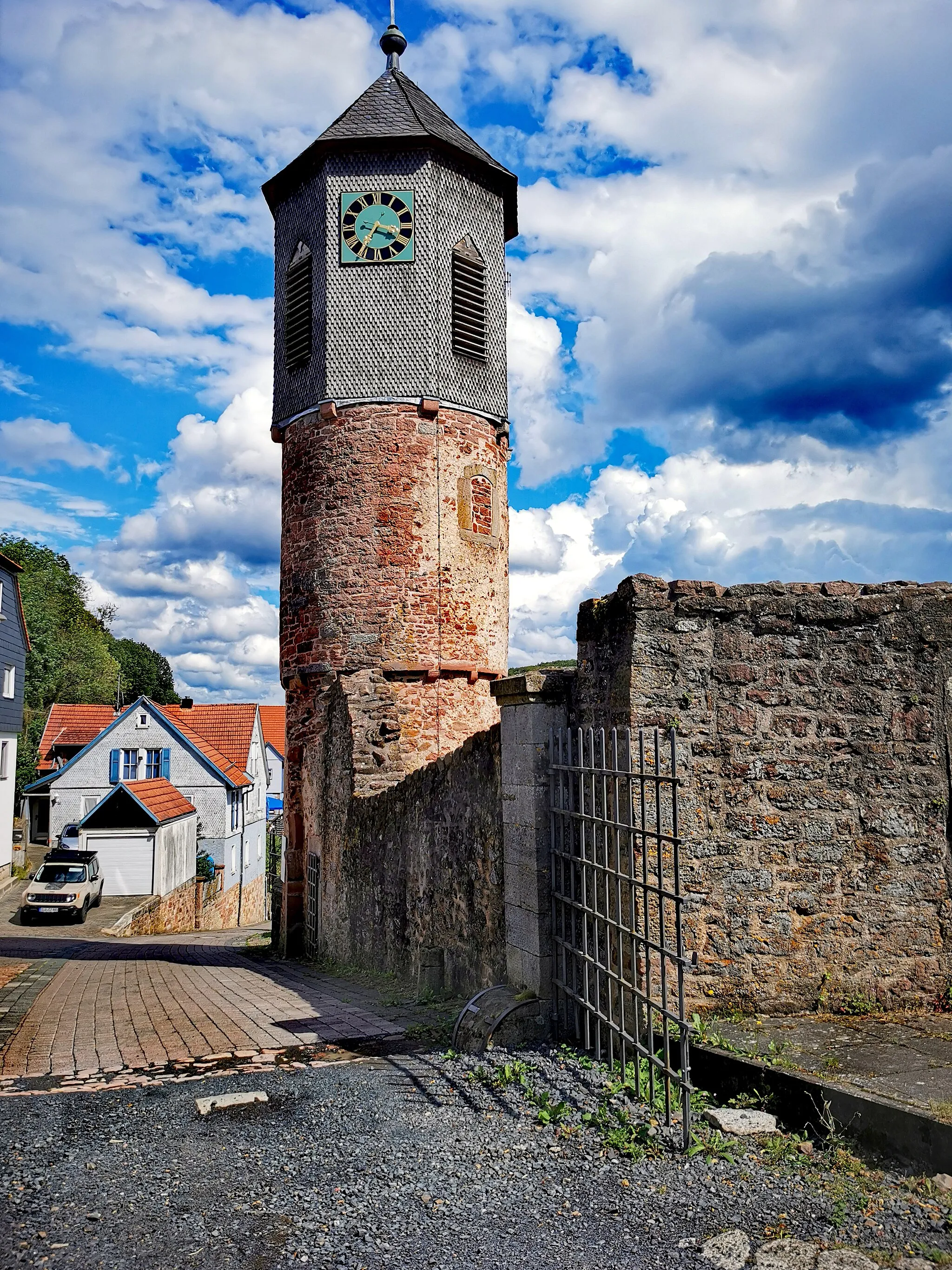 Photo showing: Uhrturm an der Ruine Schwarzenfels bei Sinntal