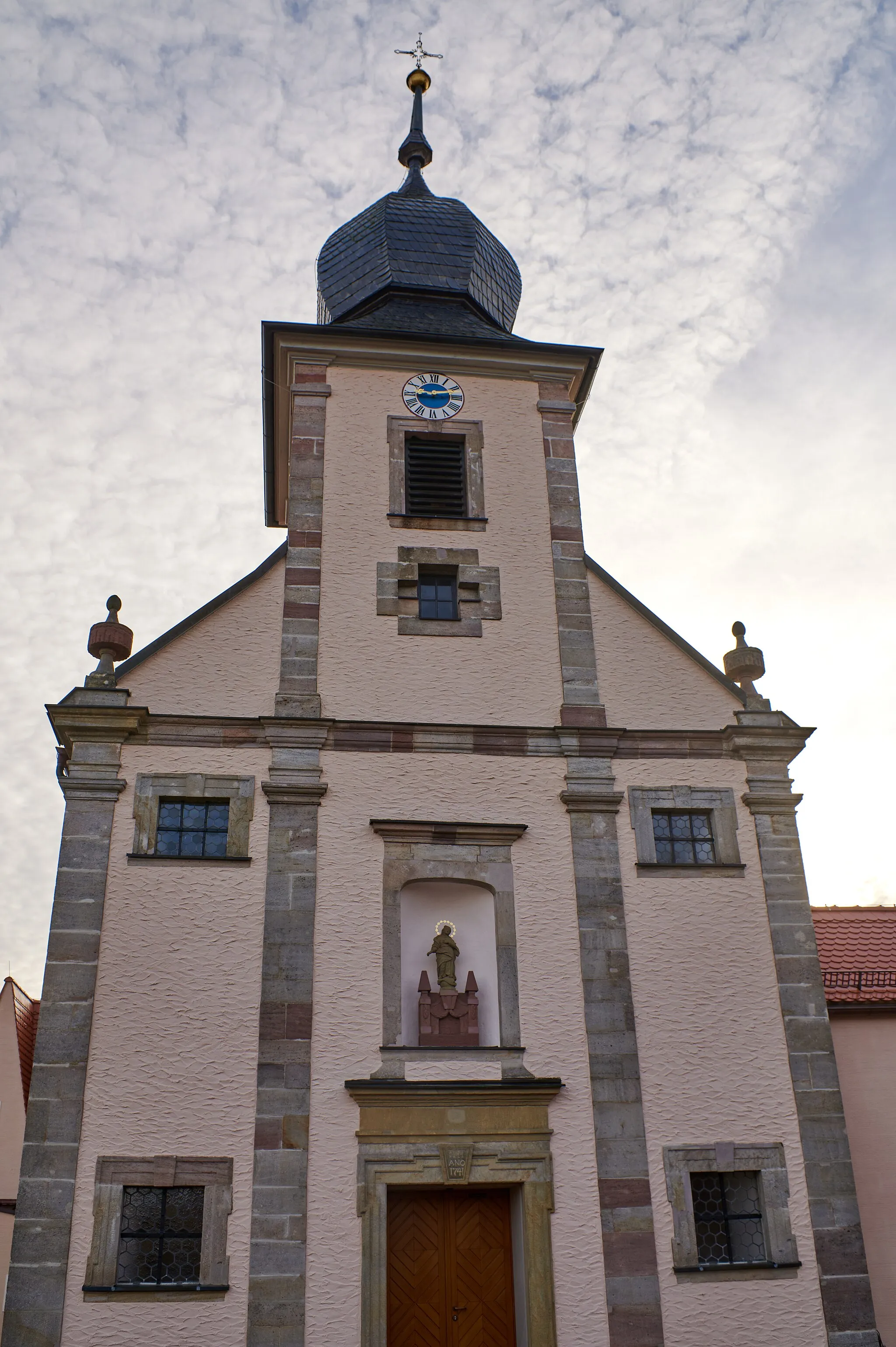 Photo showing: Burkardroth: Waldfenster, Kath. Pfarrkirche Maria Himmelfahrt D-6-72-117-108