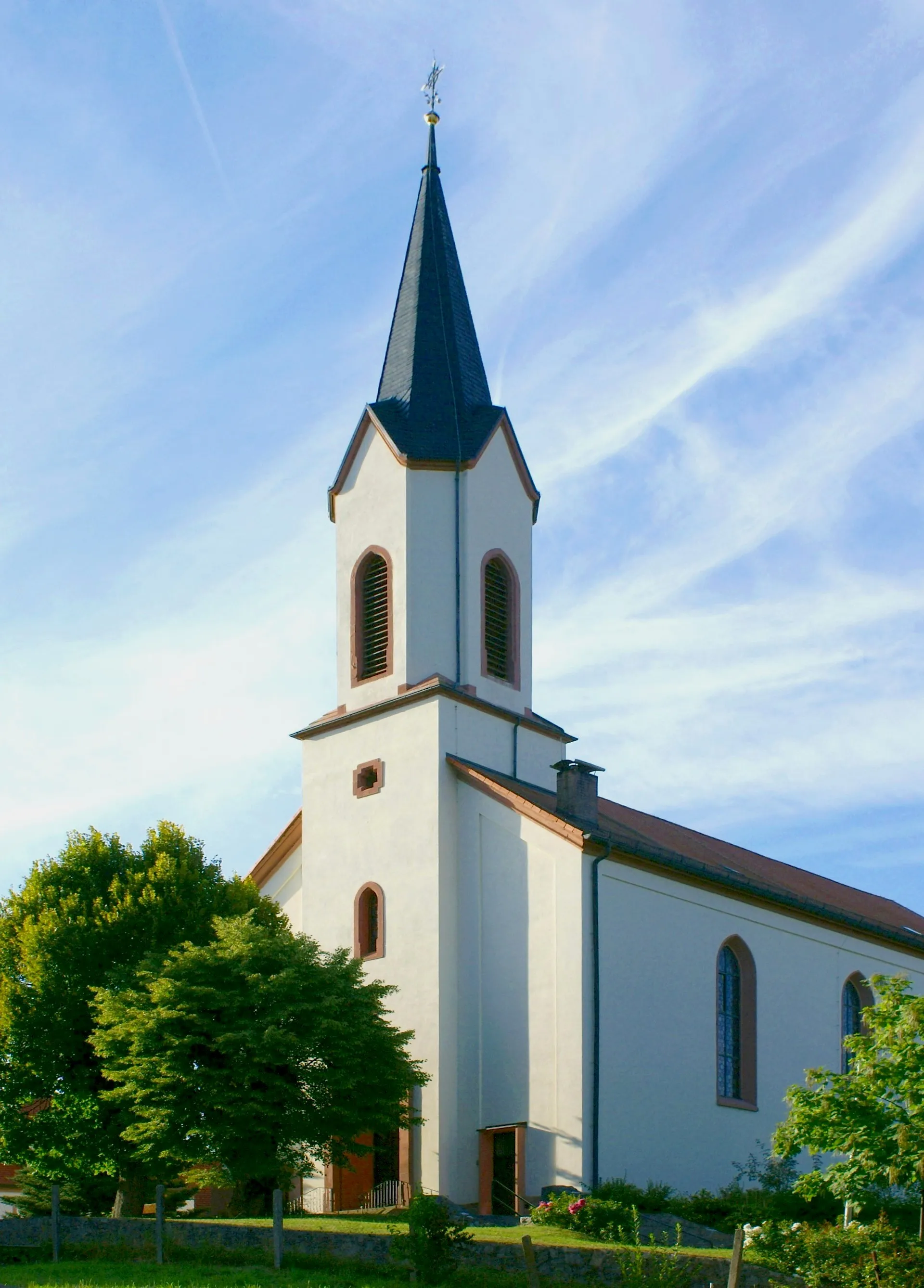 Photo showing: The parish church St. Wendelin of the community Königshofen on the River Kahl. The community belongs to Markt Mömbris