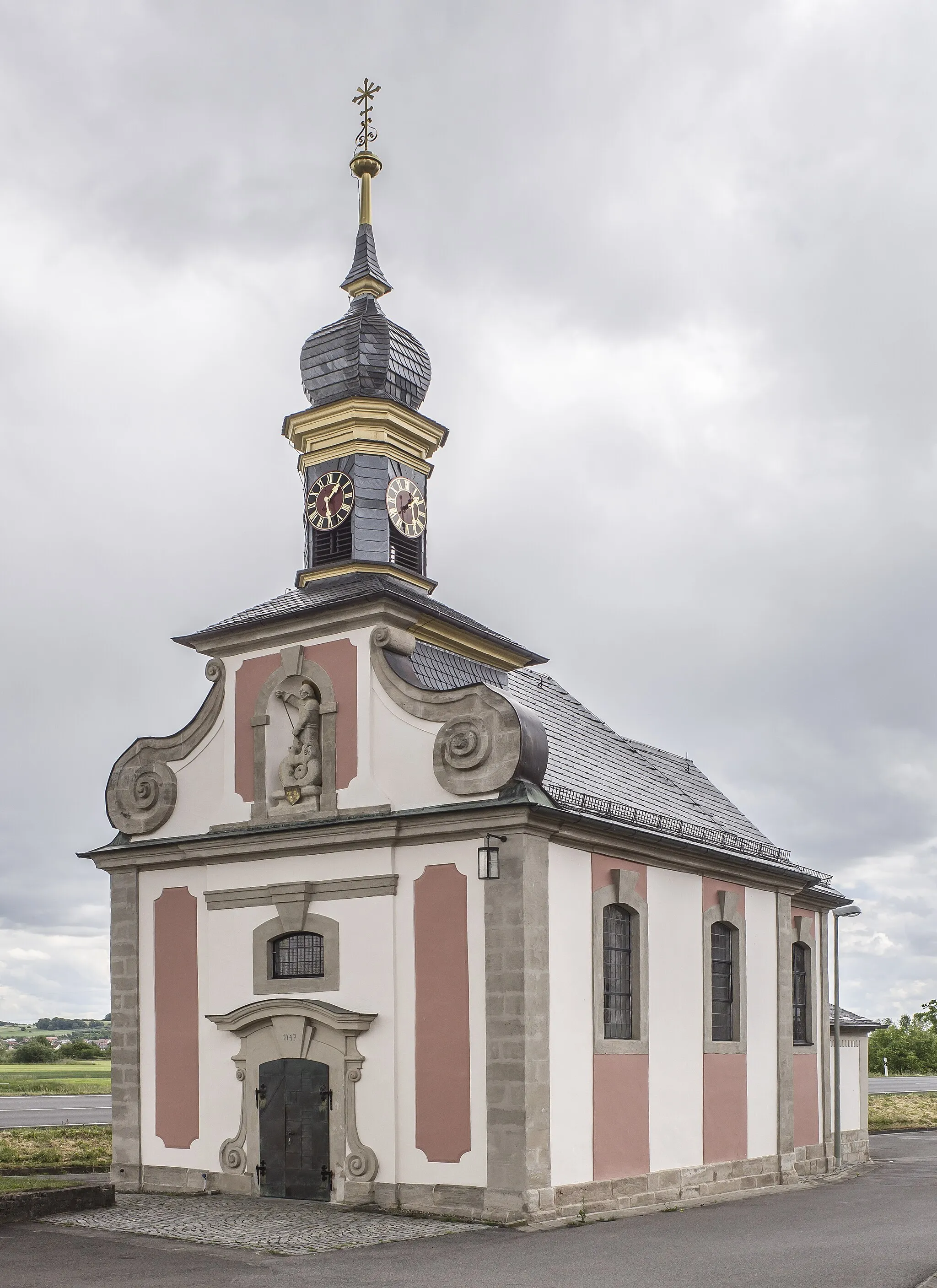 Photo showing: Katholische Filialkirche St Georgius, Saalbau mit Walmdach und eingezogenem Chor, Giebelfassade mit Werksteingliederungen in Sandstein und verschiefertem Dachreiter mit Zwiebelhaube, spätbarock 1748