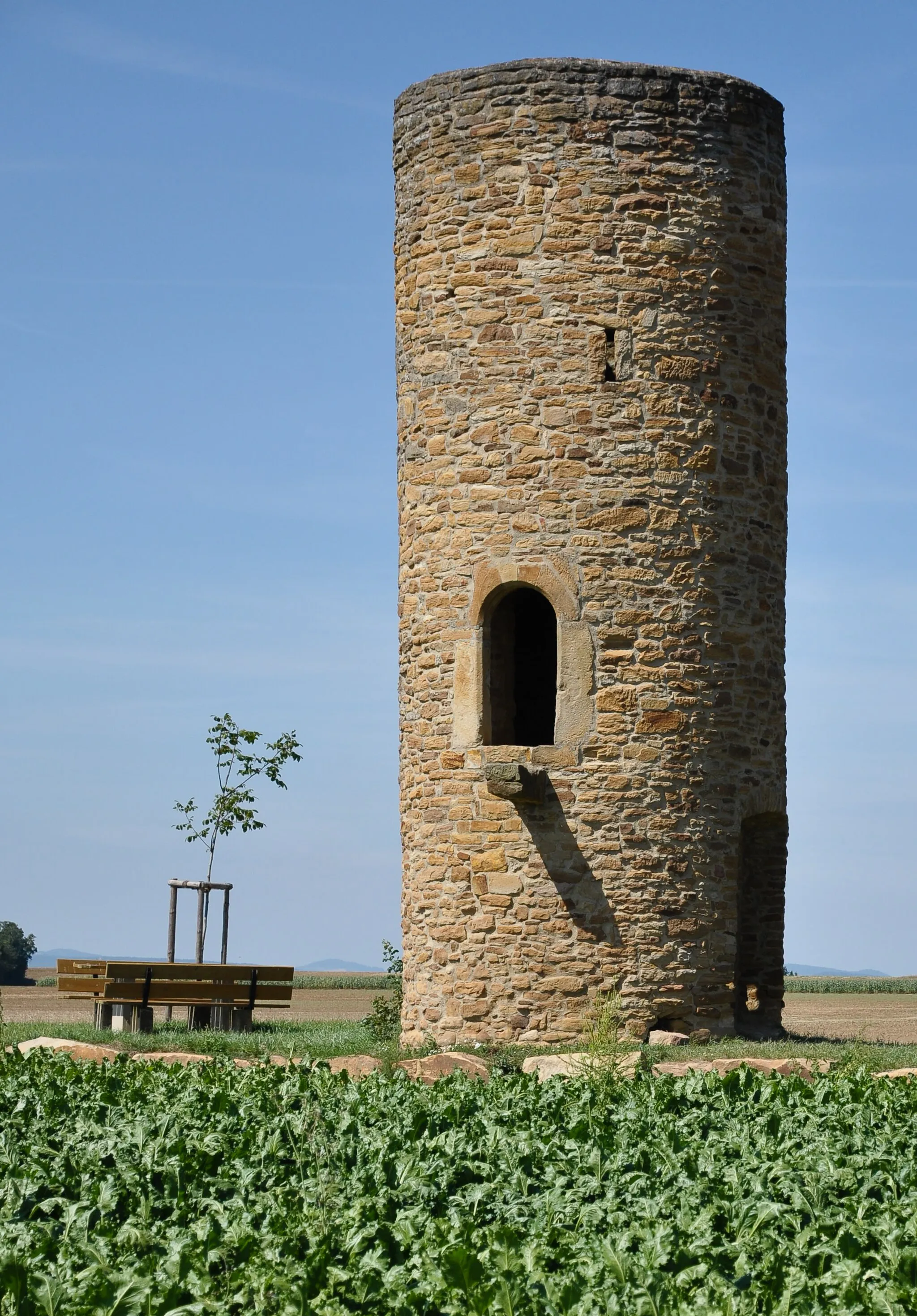 Photo showing: Watchtower "Weißer Turm" (White Tower) near Wülfershausen an der Saale, county Rhön-Grabfeld, Lower Bavaria, Germany