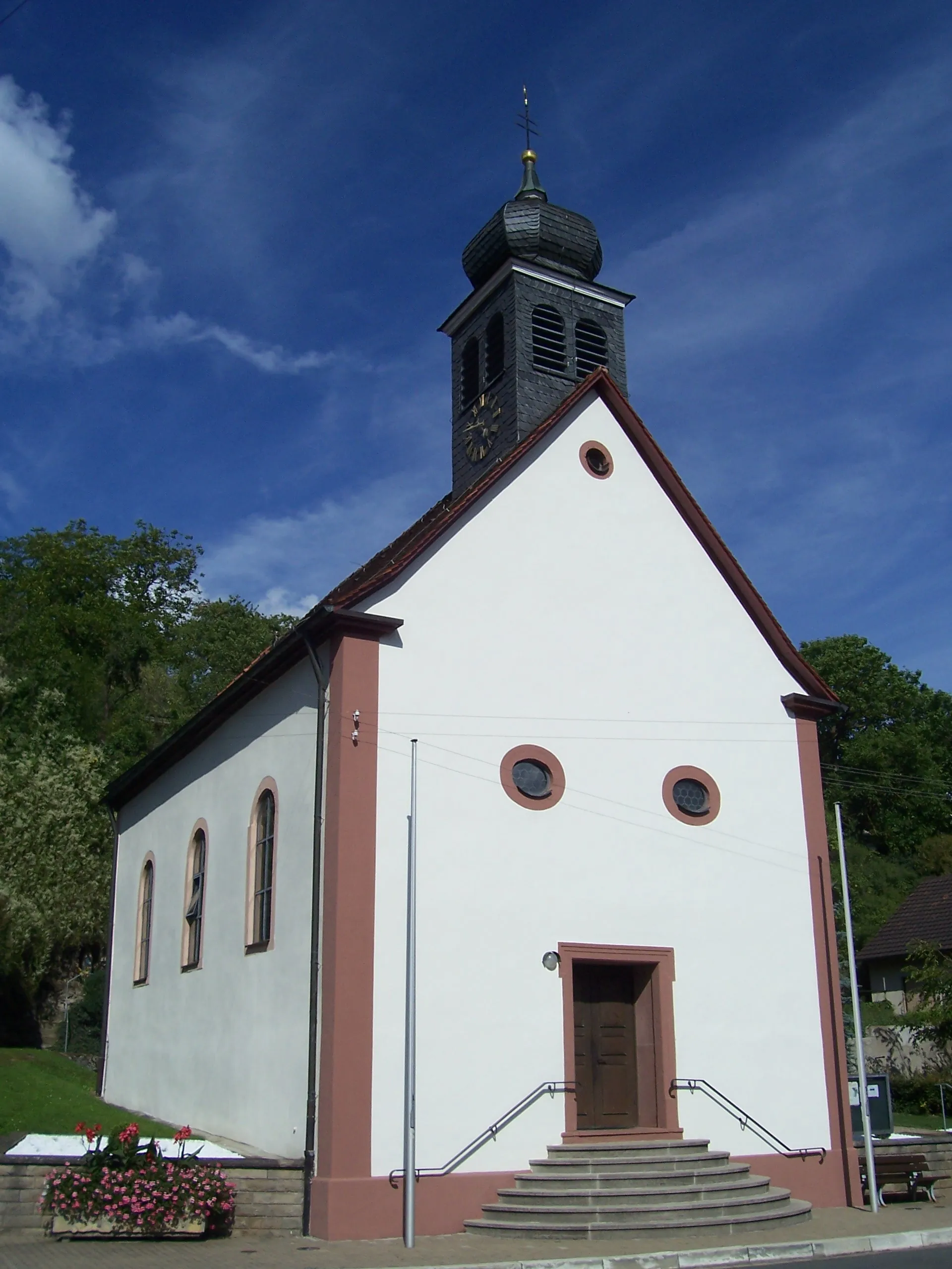 Photo showing: St. Jakobus in Dienstadt (Tauberbishofsheim). Die Grundmauern des Chores stammen aus dem 14. Jahrhundert, das Kirchenschiff wurde 1783 gebaut.