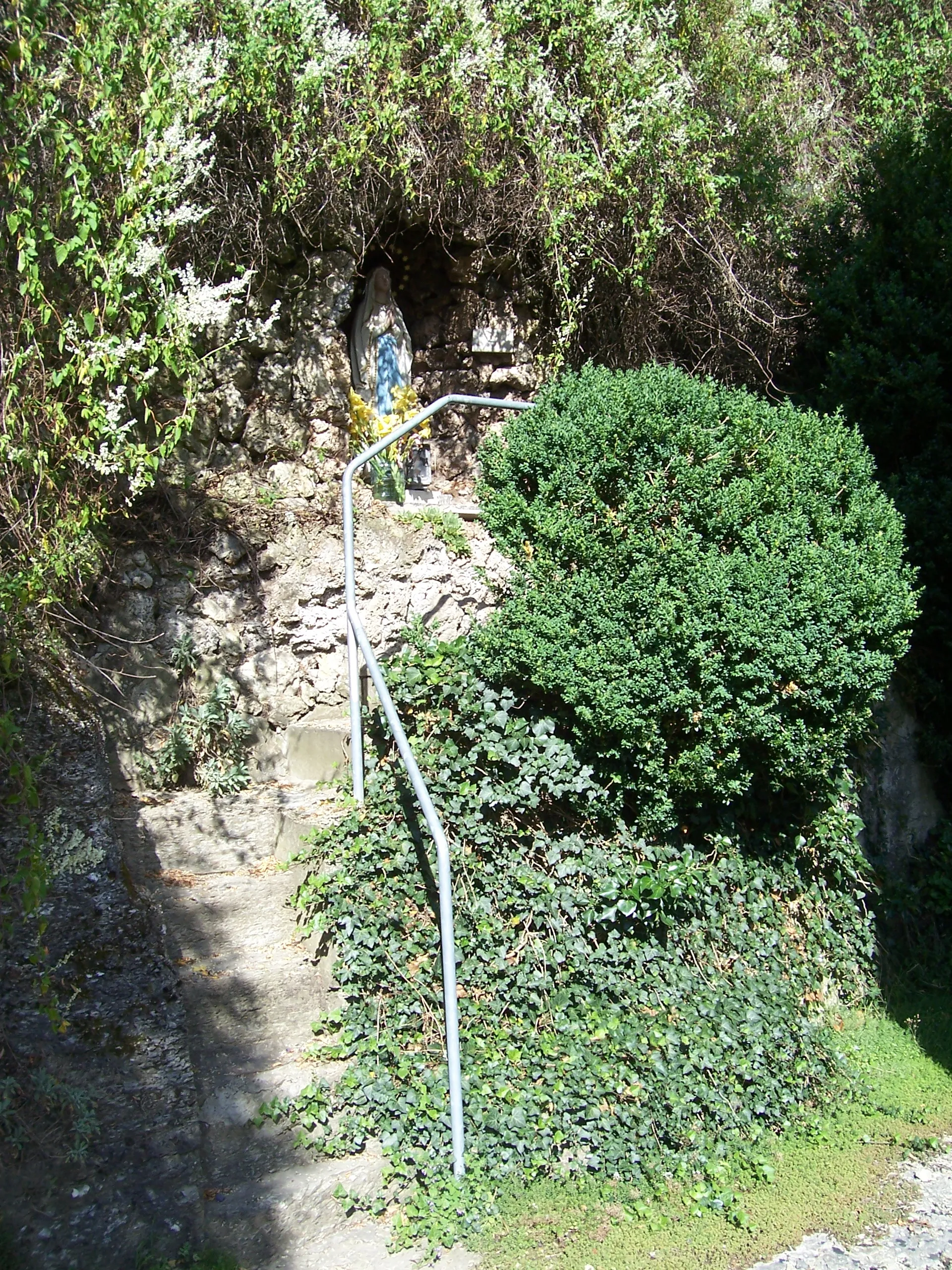 Photo showing: Lourdes-Grotte in Dienstadt (Ortsteil von Tauberbischofsheim) hinter der Kirche St. Jakobus, errichtet 1936.